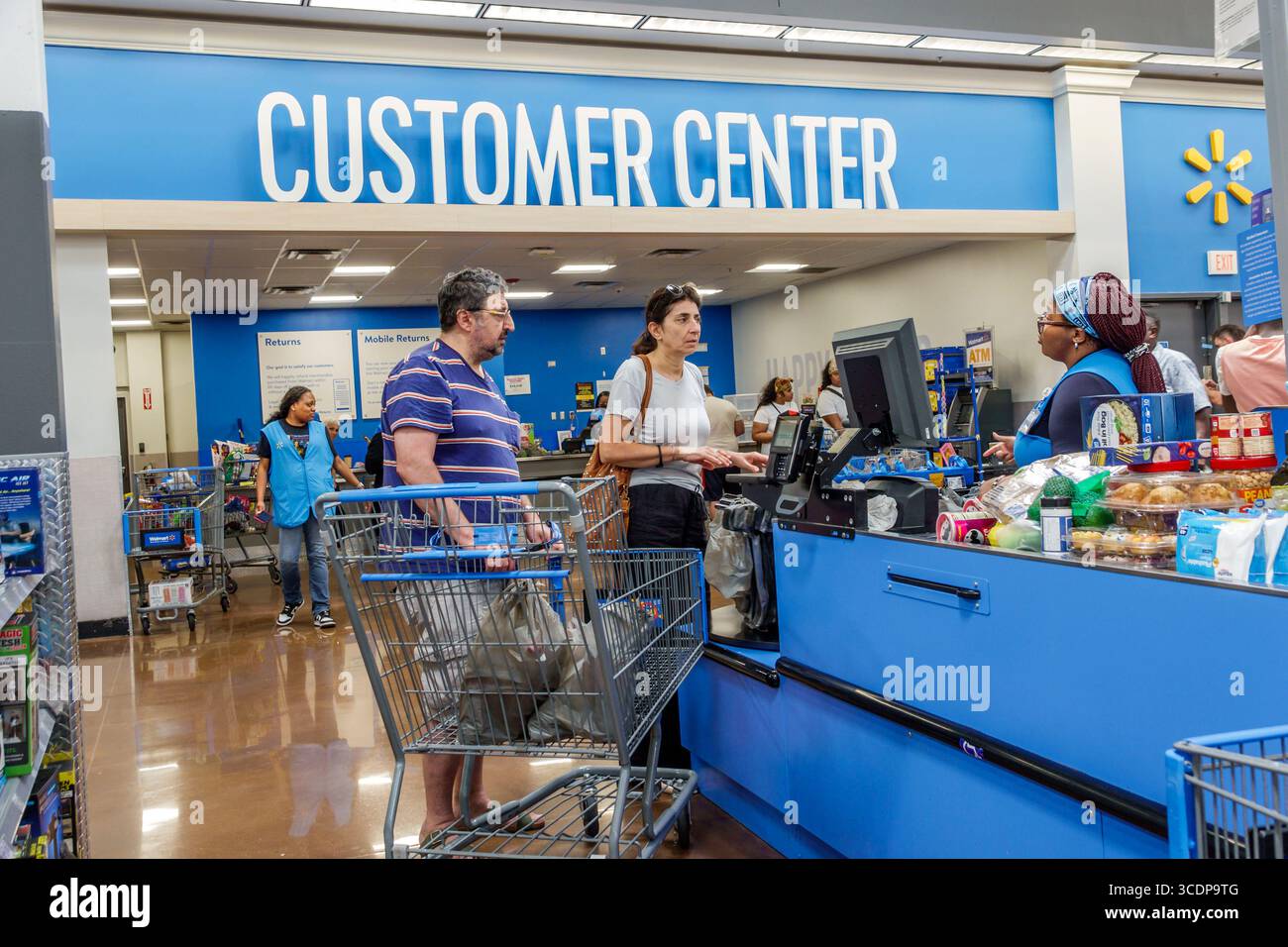 North Miami Beach Floride, Walmart Supercenter, grand magasin de grande boîte shopping, intérieur, libre-service check-out Scan & Go, homme homme adulte hispanique Banque D'Images