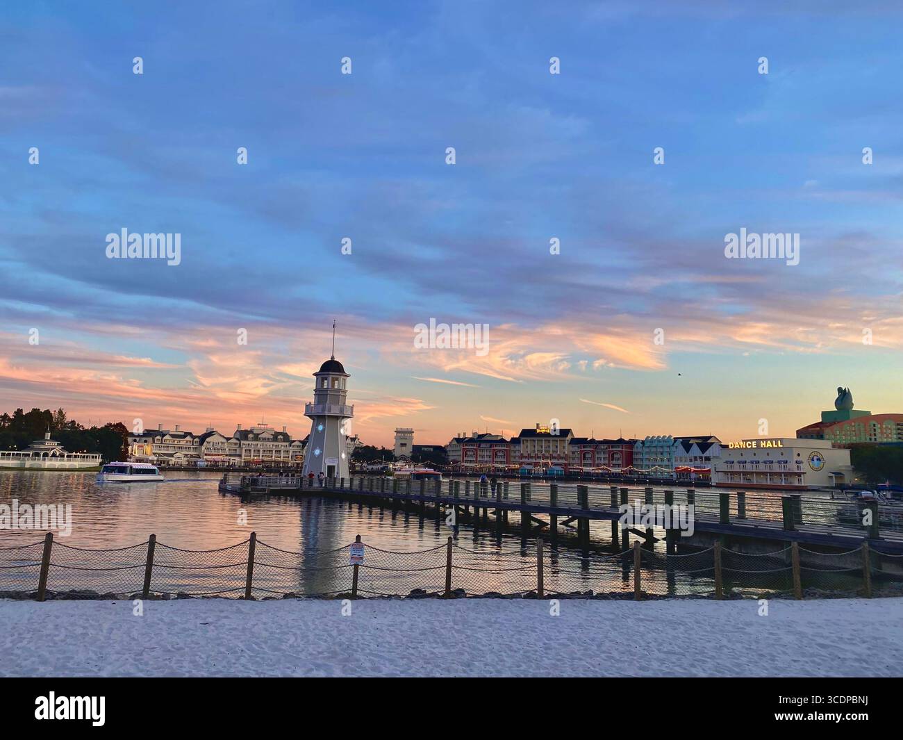 Le Disney World Yacht Club Resort possède un phare sur une jetée du lac Crescent. - Image de stock capturée avec un smartphone