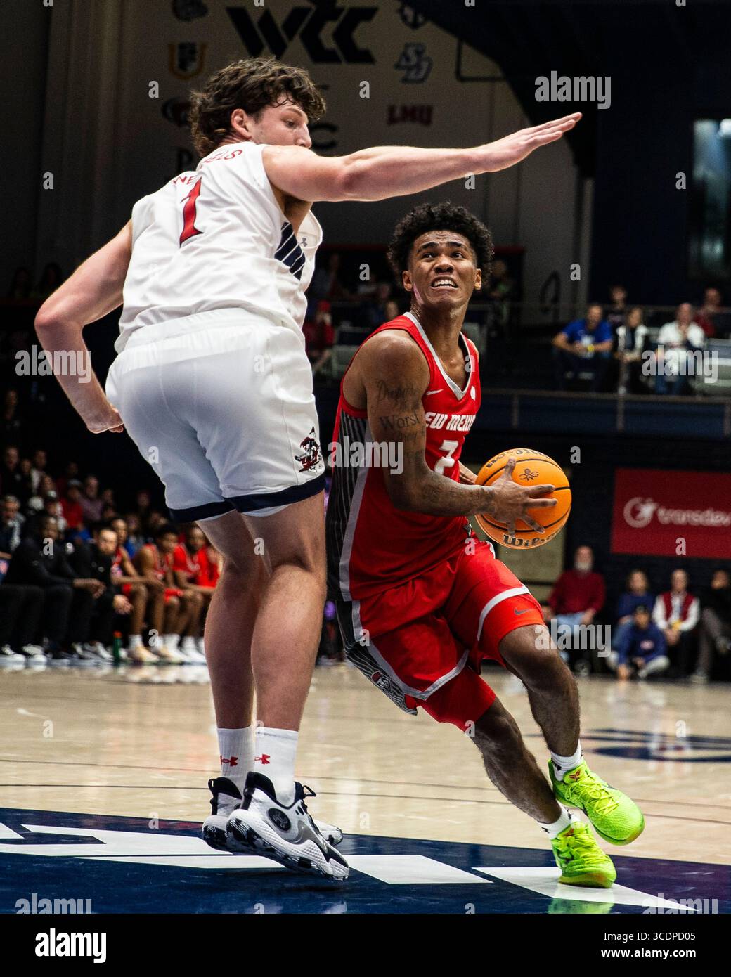 09 novembre 2023 Moraga, CA États-Unis Garde du Nouveau-Mexique Donovan dent (2) se dirige vers le panier pendant le match de basket-ball masculin de la NCAA entre les Lobos du Nouveau-Mexique et les Gaels de Saint Mary. Saint Mary’a battu le Nouveau-Mexique 72-58 à l'University Credit Union Pavilion Moraga Calif. Thurman James / CSM (crédit image : © Thurman James/CSM via ZUMA Press Wire) Banque D'Images