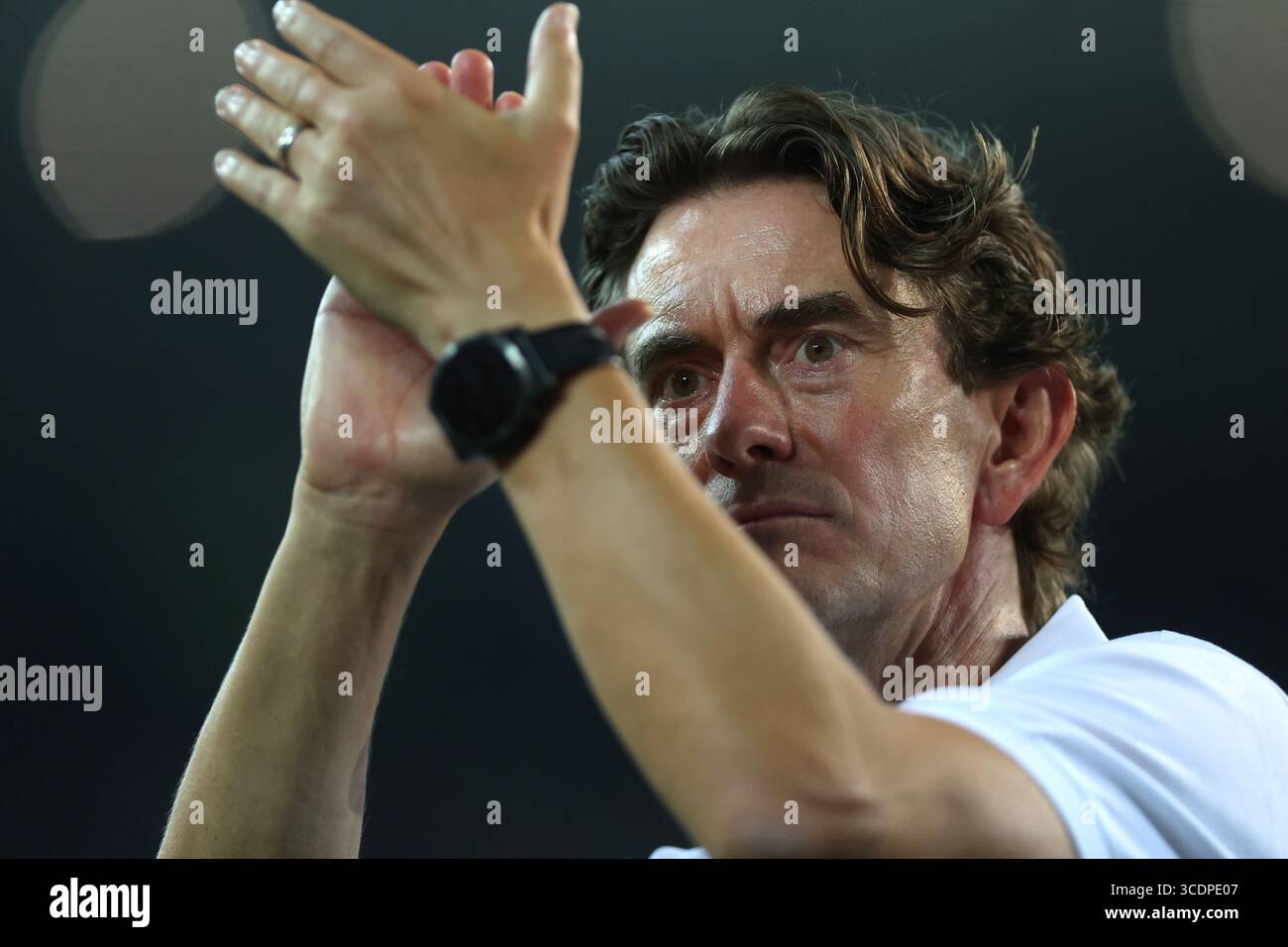 Udine, Italie. 14 août 2025. Udine, Italie - 13 août 2025 : Thomas Frank de Tottenham désespéré après la défaite sur penalty salue les supporters de la Super Coupe de l'UEFA 2025 entre le Paris Saint-Germain FC et le Tottenham Hotspur FC au Friuli Bluenergy Stadium d'Udine. Crédit : Agence photo indépendante/Alamy Live News Banque D'Images