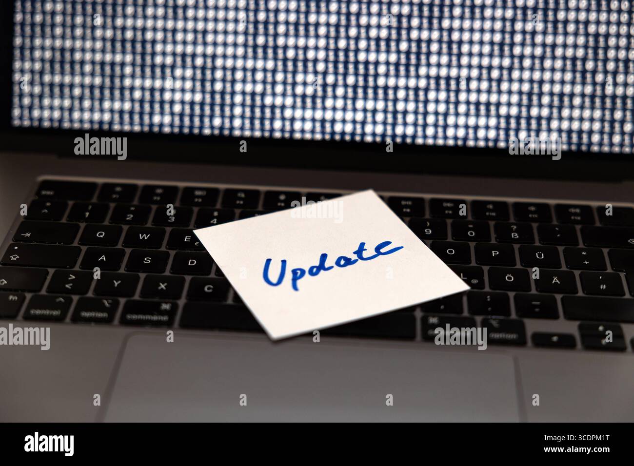 Mises à jour logicielles, remarque sur le clavier d'un ordinateur portable. Mises à jour logicielles, remarque sur le clavier d'un ordinateur portable. Technologie, mise à jour du système, nouvelle version, configuration du système, langage informatique. Technologie mise à jour ordinateur B97A8649 Banque D'Images