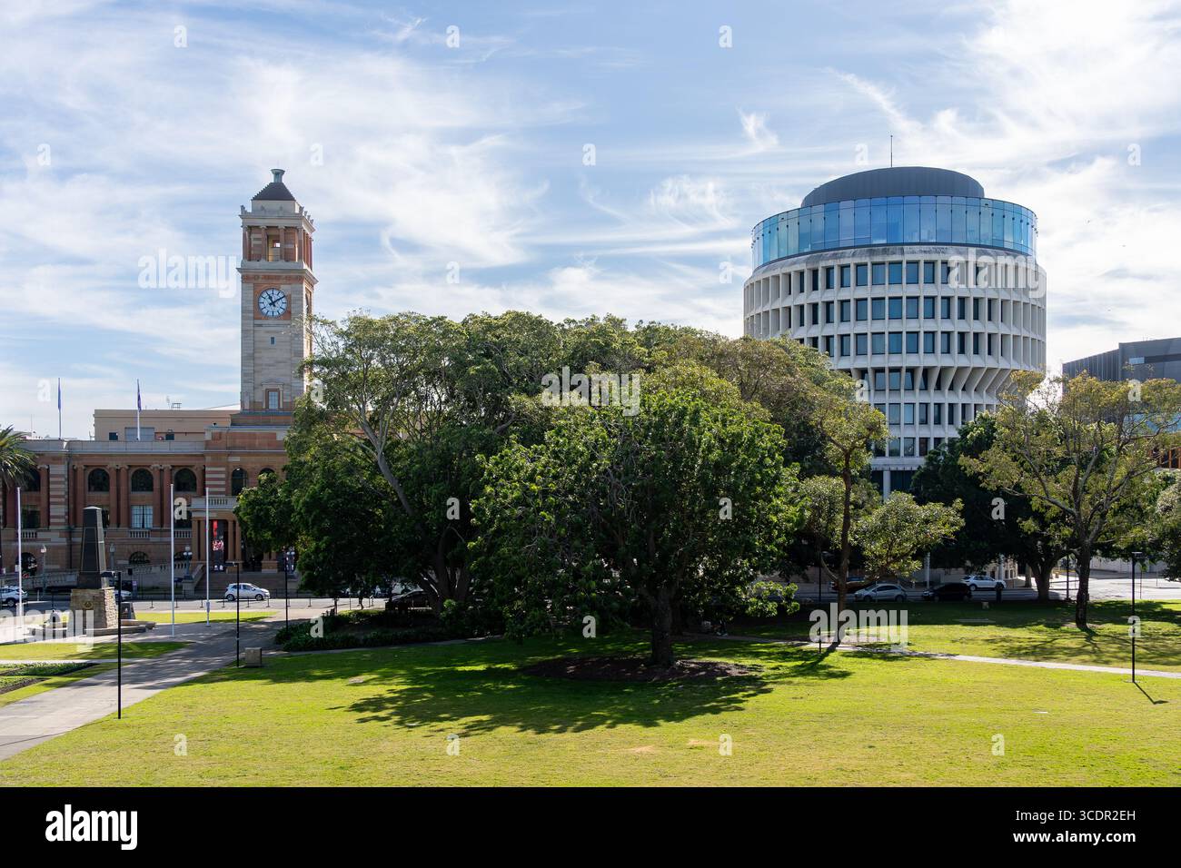 Le contraste saisissant entre l'historique Civic Hall de Newcastle et son moderne centre d'administration civique illustre le voyage de la ville dans le temps Banque D'Images