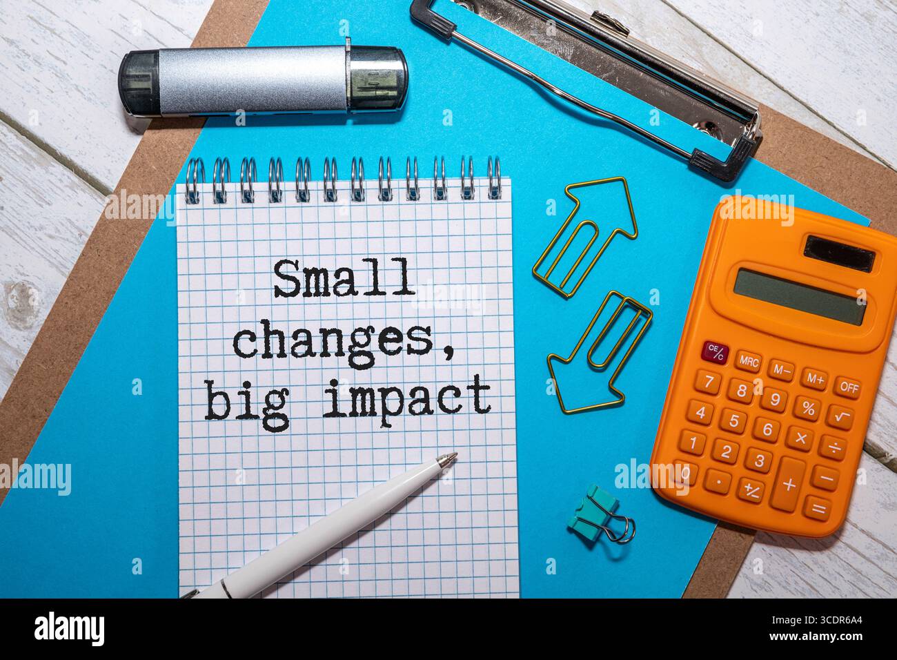 Petits changements, gros texte impact sur carte papier avec réveil sur fond géométrique violet et rose Banque D'Images