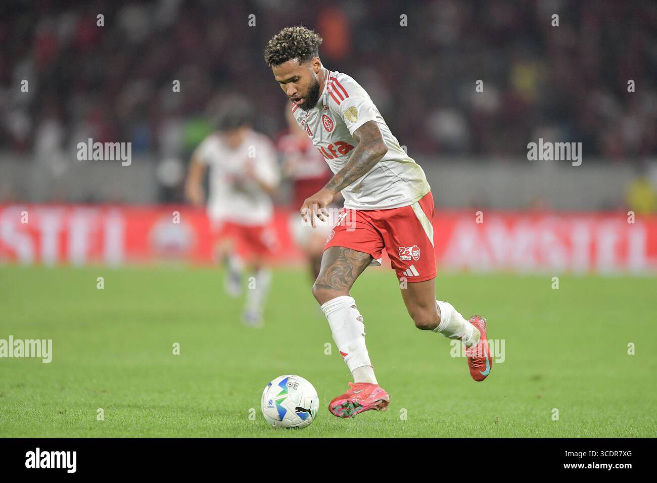 Rio de Janeiro, Brésil. 13 août 2025. RJ - RIO DE JANEIRO - 08/13/2025 - LIBERTADORES CUP 2025, FLAMENGO x INTERNACIONAL - joueur de l'Internacional lors du match contre Flamengo au stade Maracana pour le championnat Libertadores Cup 2025. Photo : Thiago Ribeiro/AGIF (photo : Thiago Ribeiro/AGIF/Sipa USA) crédit : Sipa US/Alamy Live News Banque D'Images