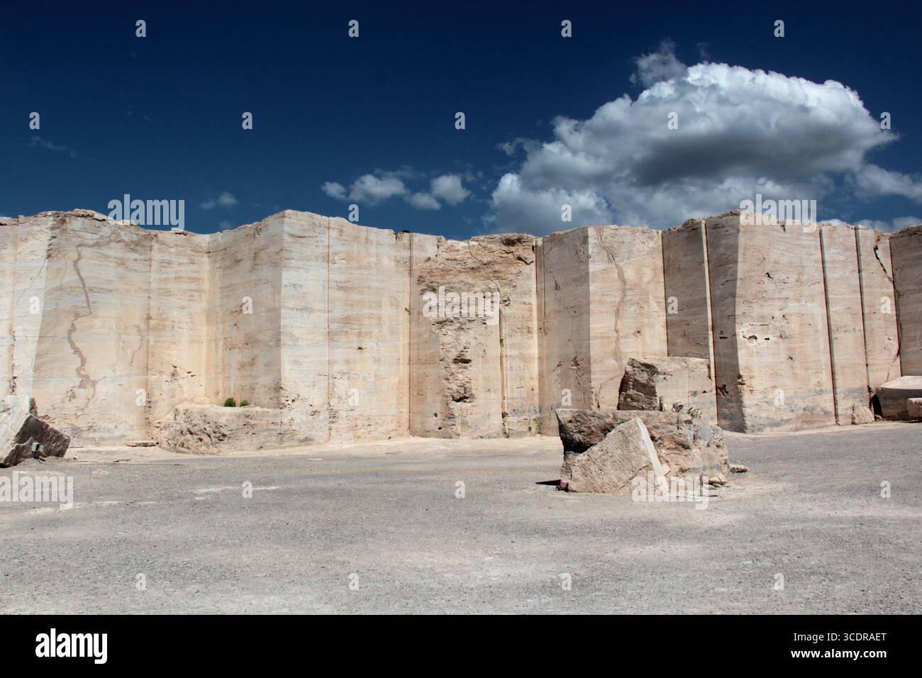 Blocs blancs géants dans les mines de marbre Cuatro Cienegas, Coahuila, Mexique est un paysage étonnant dans un coin du désert autrefois Banque D'Images