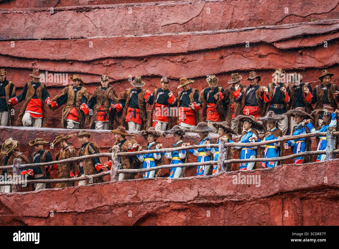 Lijiang, Chine - 24 octobre 2024 : vue détaillée d'hommes et de femmes en tenue ethnique traditionnelle lors du spectacle impression Lijiang au Jade Dragon Snow Moun Banque D'Images