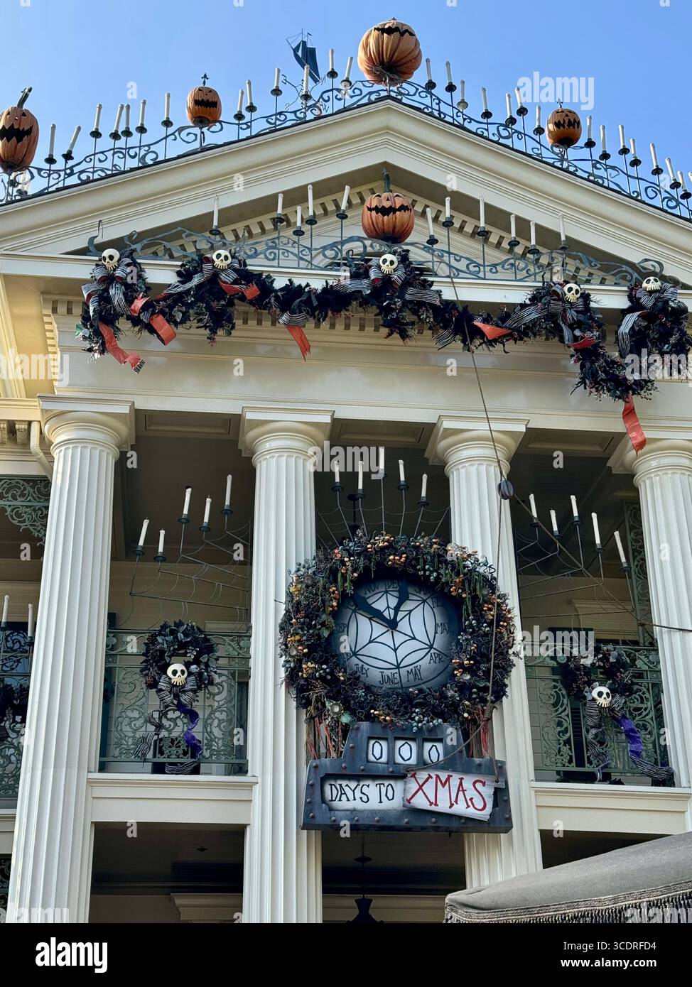 Le manoir hanté de Disneyland décoré sur le thème du cauchemar avant Noël - Image de stock capturée avec un smartphone