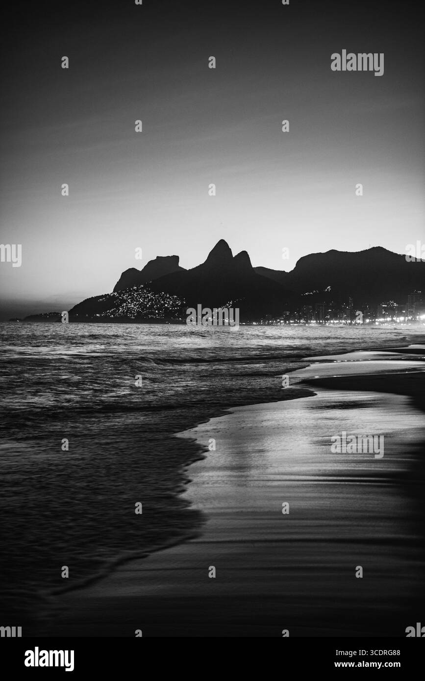 Vue en noir et blanc de la plage d'Ipanema et Morro dois Irmãos - Rio de Janeiro, Brésil Banque D'Images