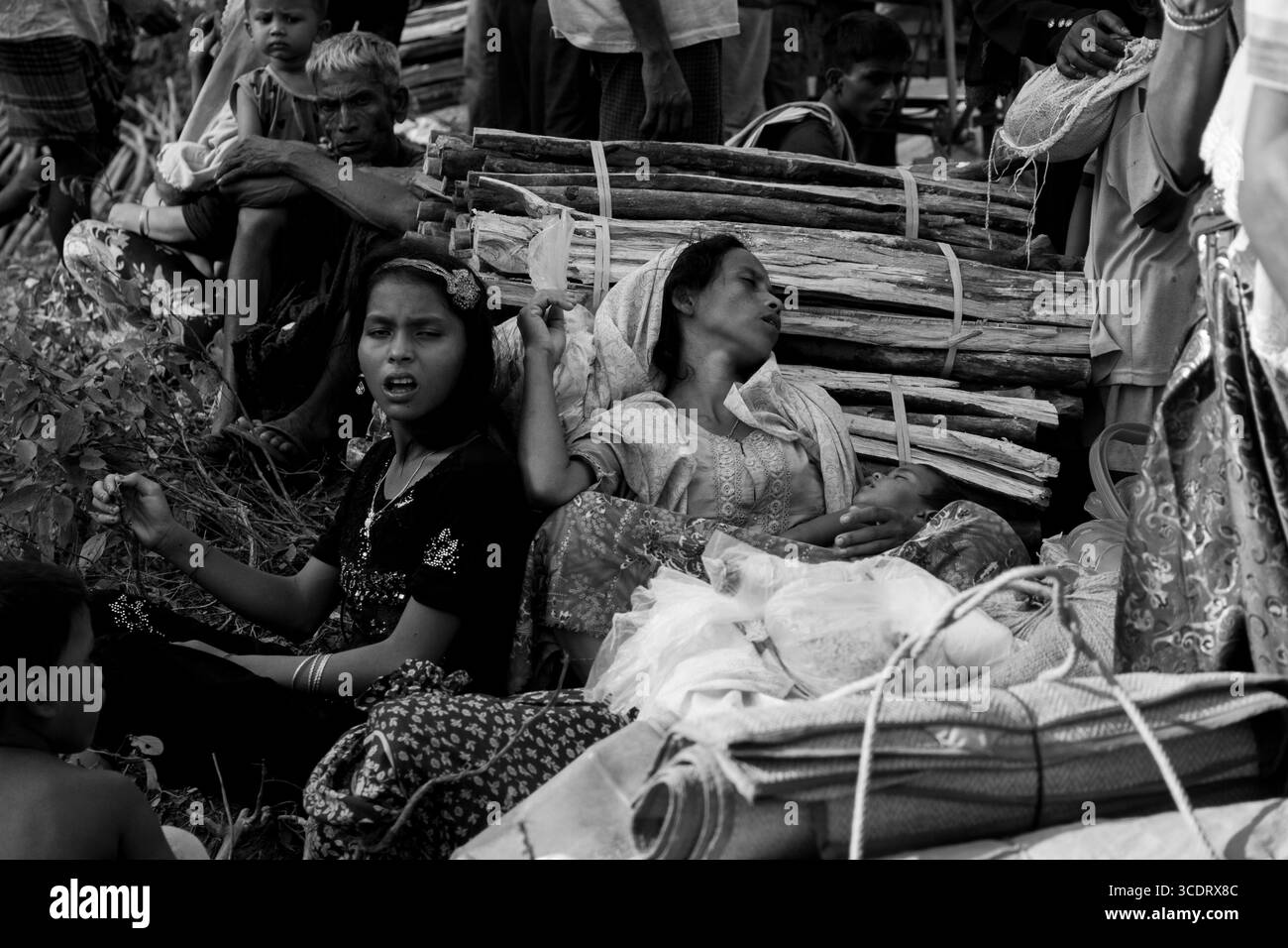 Une femme rohingya épuisée se repose après un voyage épuisant en camion de la frontière du Myanmar au camp de Kutupalong. Banque D'Images