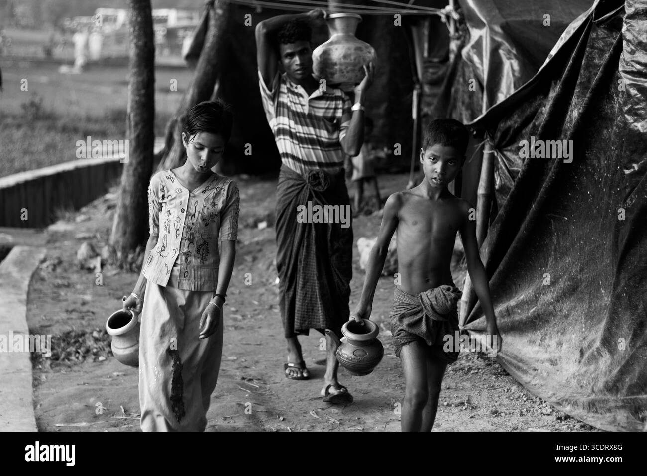 Crise de l'eau à Kutupalong : les réfugiés rohingyas, y compris les enfants et les personnes âgées, transportent quotidiennement de l'eau potable et des toilettes sur de longues distances. Banque D'Images