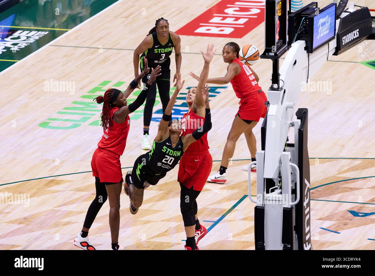 Seattle, Washington, États-Unis. 13 août 2025. BRITTNEY SYKES (20 ans), gardienne de Seattle, plonge pour un rebond dans le match WNBA entre la tempête de Seattle et l'Atlanta Dream au Climate Pledge Arena le 13 août 2025 à Seattle, Washington. (Crédit image : © Richard Dizon/ZUMA Press Wire) USAGE ÉDITORIAL SEULEMENT ! Non destiné à UN USAGE commercial ! Banque D'Images