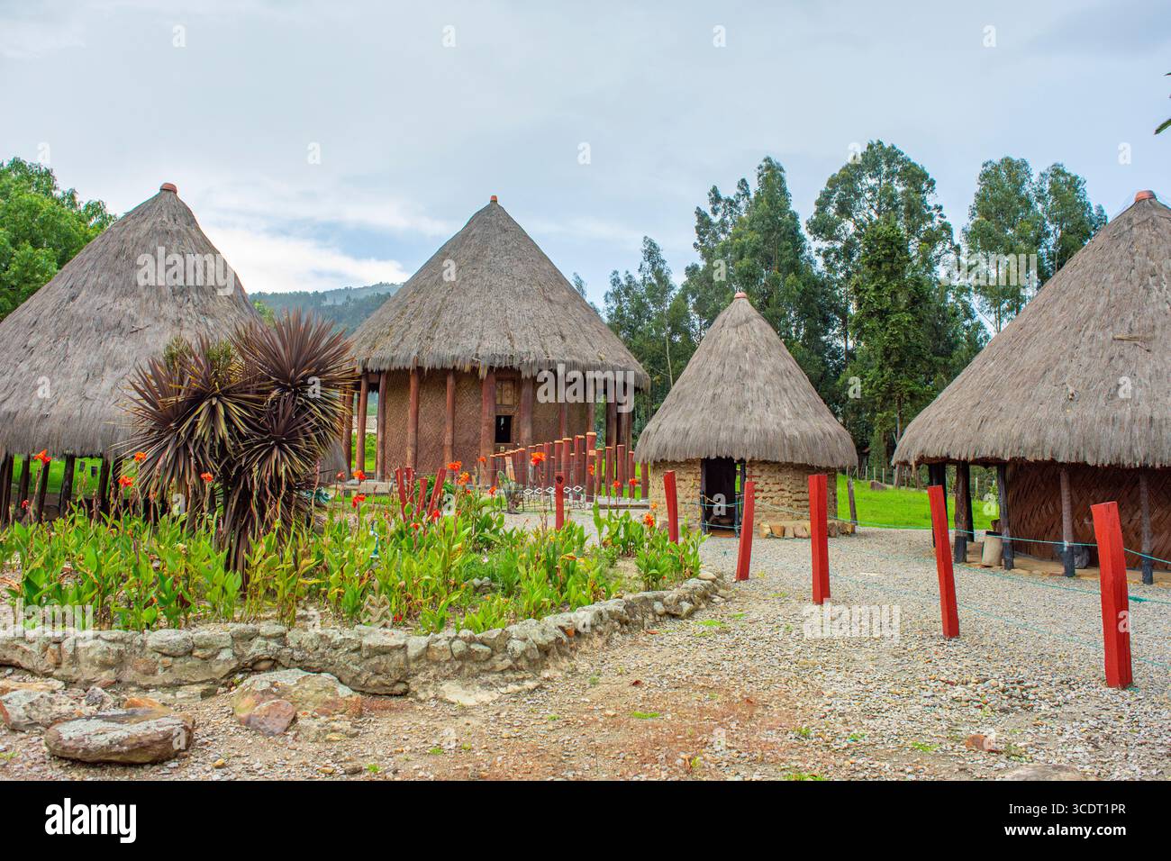 Explorez la beauté architecturale des maisons traditionnelles au toit de chaume au Temple du Soleil à Sogamoso, Boyaca, riche en histoire et culture. Banque D'Images