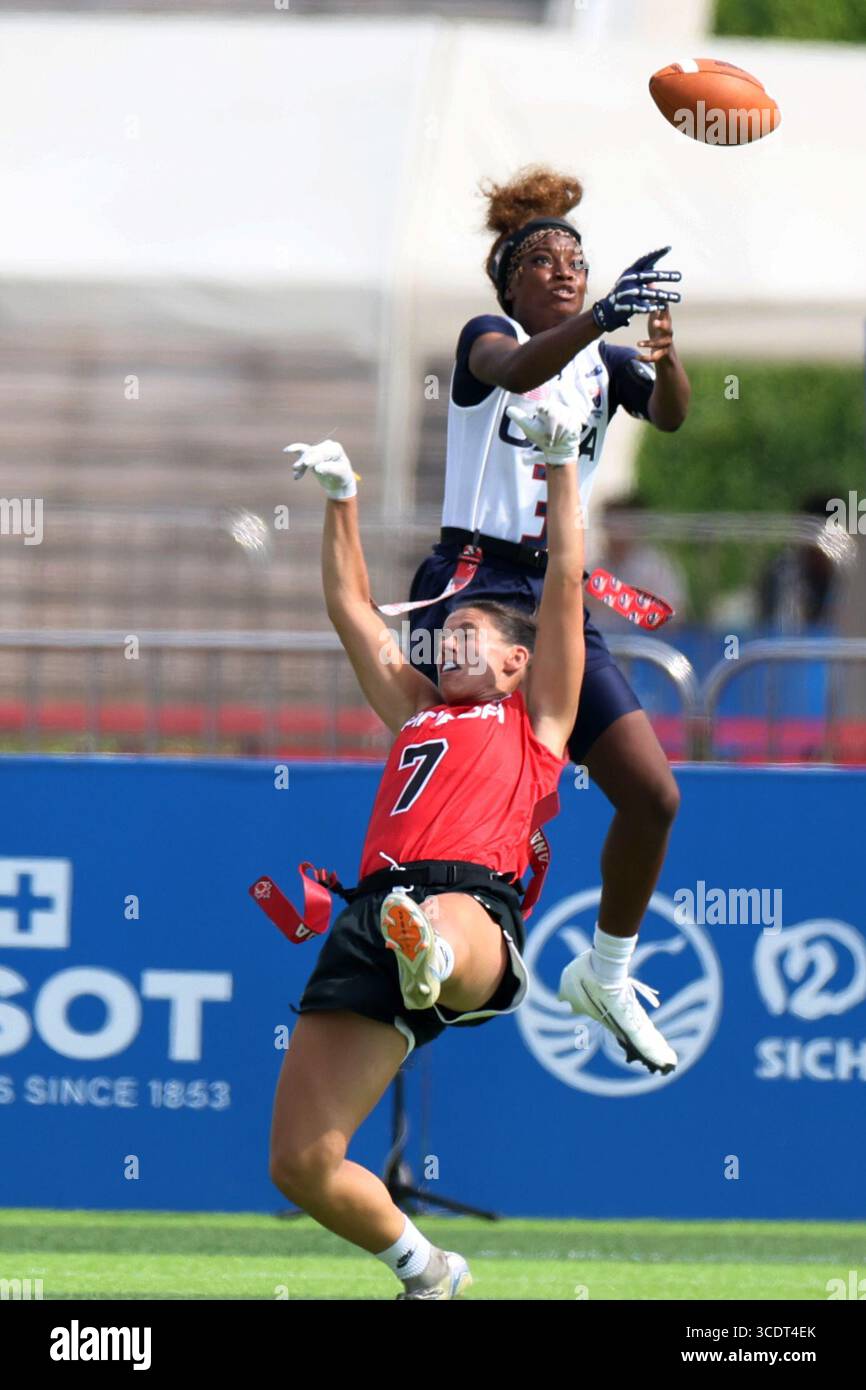 Chengdu, province chinoise du Sichuan. 14 août 2025. London Jenkins (en haut), des États-Unis, surpasse Lauriane Beauchamp, du Canada, pour le ballon lors du match du Flag Football Women's Preliminary Round Group A entre les États-Unis et le Canada aux Jeux mondiaux de 2025 à Chengdu, dans la province du Sichuan, dans le sud-ouest de la Chine, le 14 août 2025. Crédit : Chen Bin/Xinhua/Alamy Live News Banque D'Images