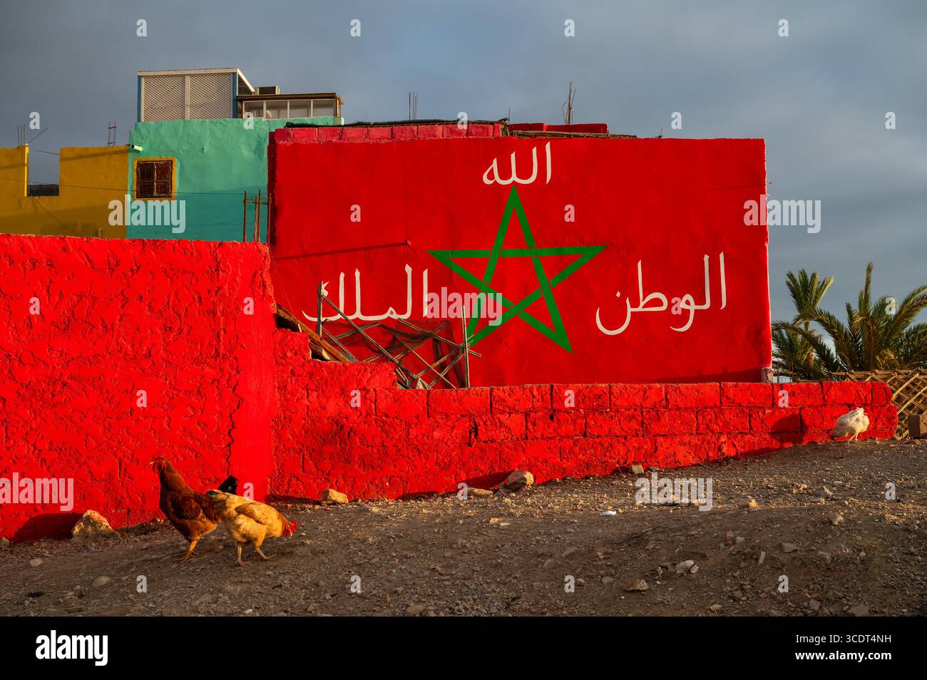 AGHROUD, MAROC - 7 OCTOBRE 2024 : L'inscription sur le mur en arabe 'Dieu, Patrie, Roi' Banque D'Images