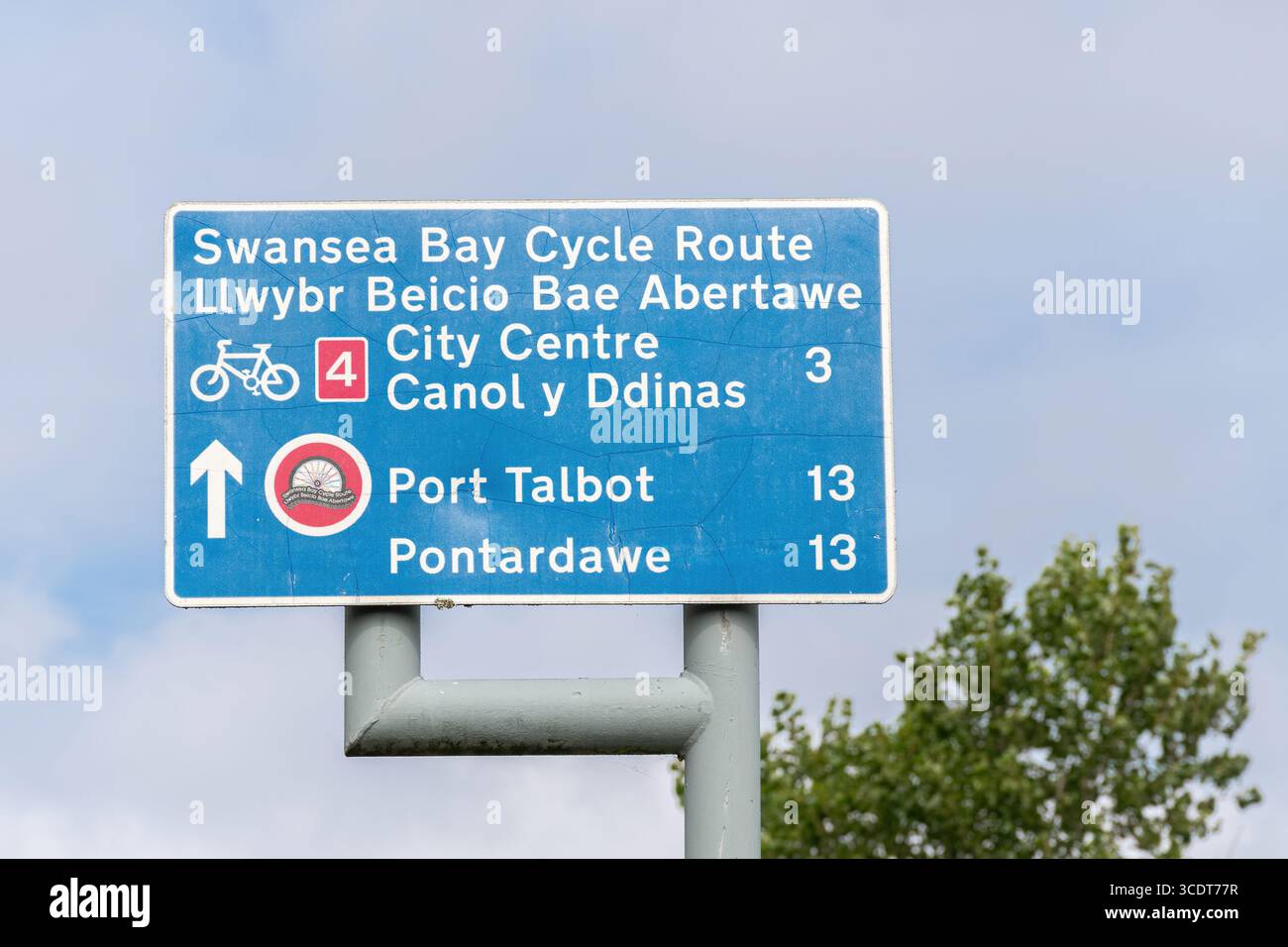 Swansea Bay cycle route signe ou signalisation en anglais et gallois, Blackpill, Mumbles, Galles du Sud, Royaume-Uni Banque D'Images