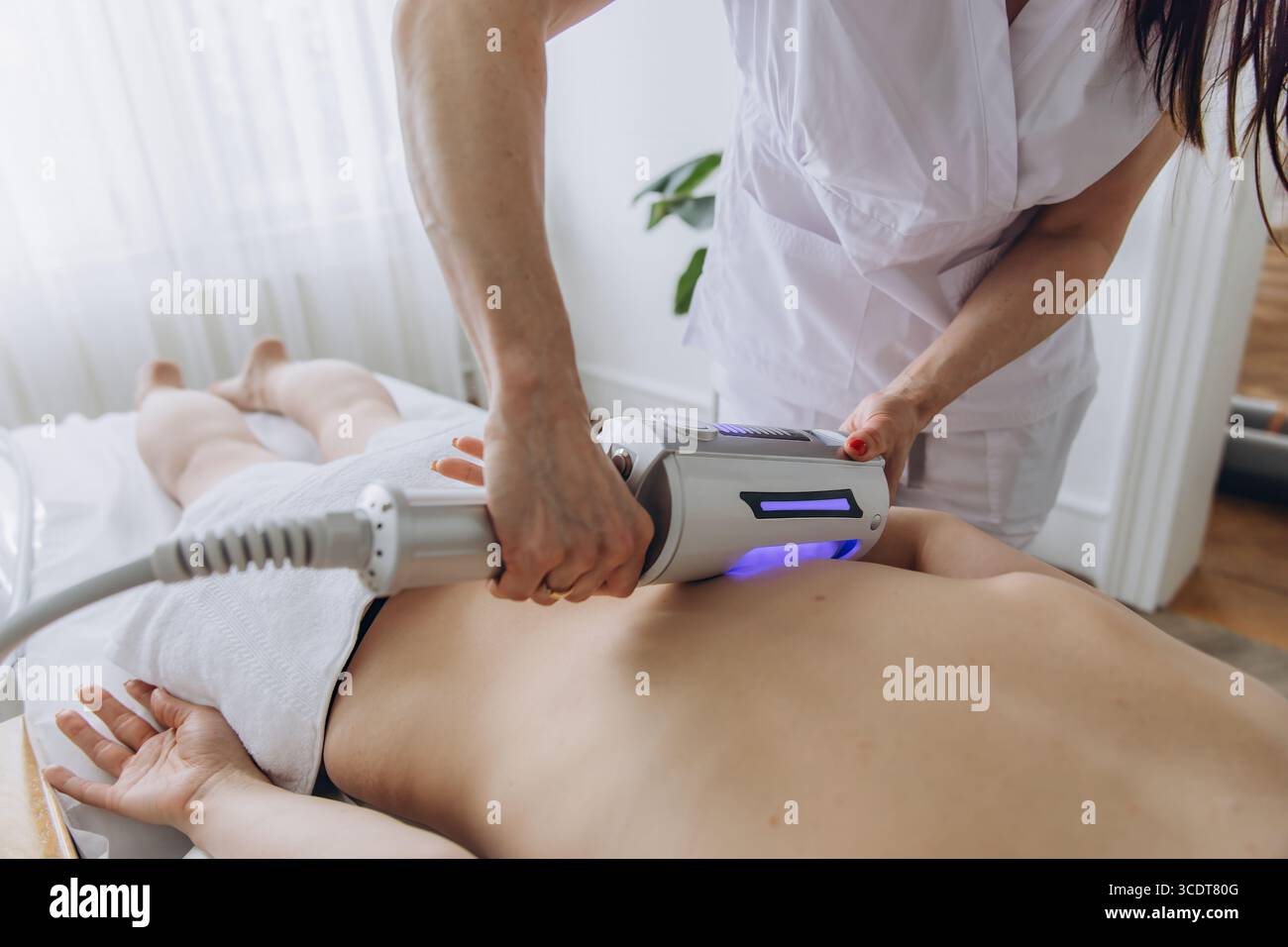 Endosphères thérapie sur le bas du dos et la taille. Traitement de drainage lymphatique anti-cellulite pour le contour du corps, la réduction de graisse, la tonification de la peau, et la figure c. Banque D'Images