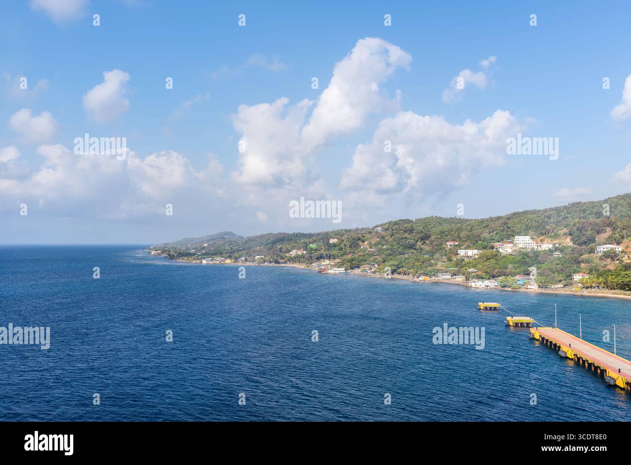 Isla de Roatan, Honduras - 16 avril 2024 : vue aérienne de la jetée et de l'île Roatan au port de croisière du Honduras. Banque D'Images