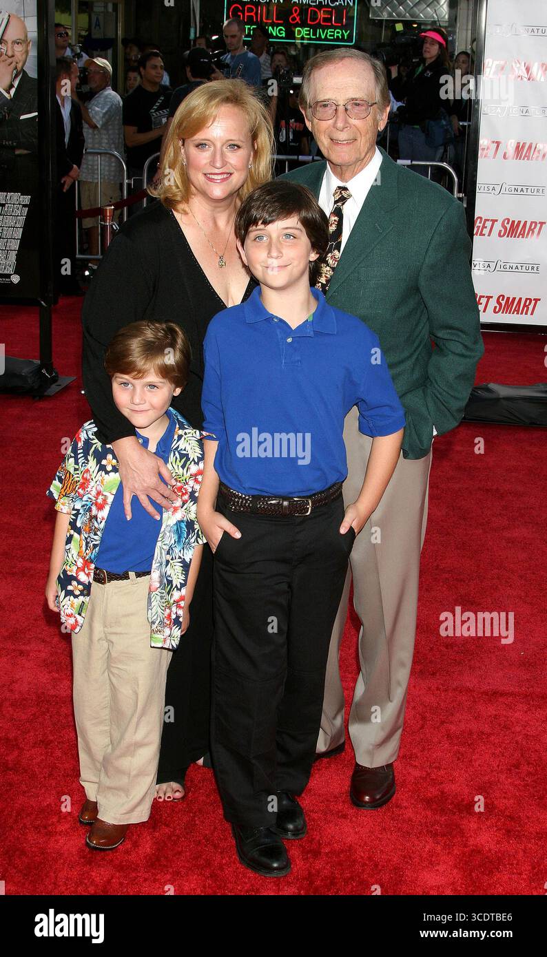 Bernie Kopell et sa famille lors de la première mondiale de « Get Smart » au Mann Village Theatre à Westwood, Los Angeles, le 16 juin 2008 Banque D'Images