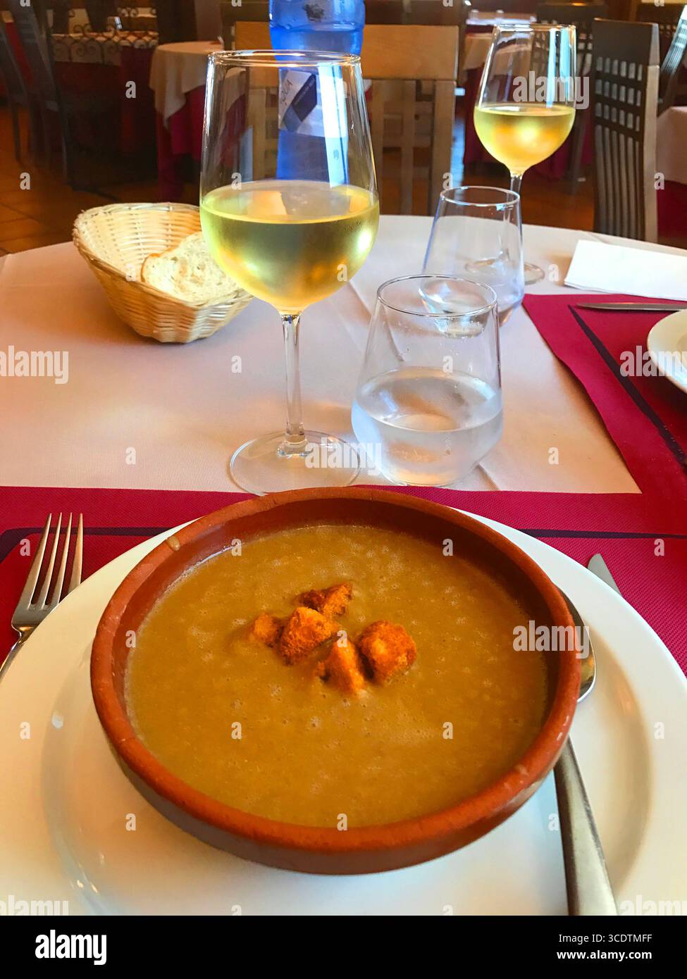 Crème de légumes aux croûtons. Espagne. Banque D'Images