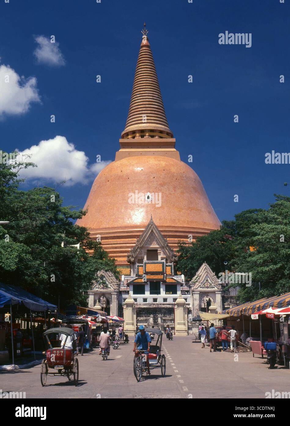 Thaïlande : Phra Pathom Chedi, Wat Phra Pathommachedi Ratcha Wora Maha Wihan, Nakhon Pathom. Le chedi est le deuxième stupa le plus haut au monde, la flèche atteignant une hauteur de 120 mètres. Banque D'Images