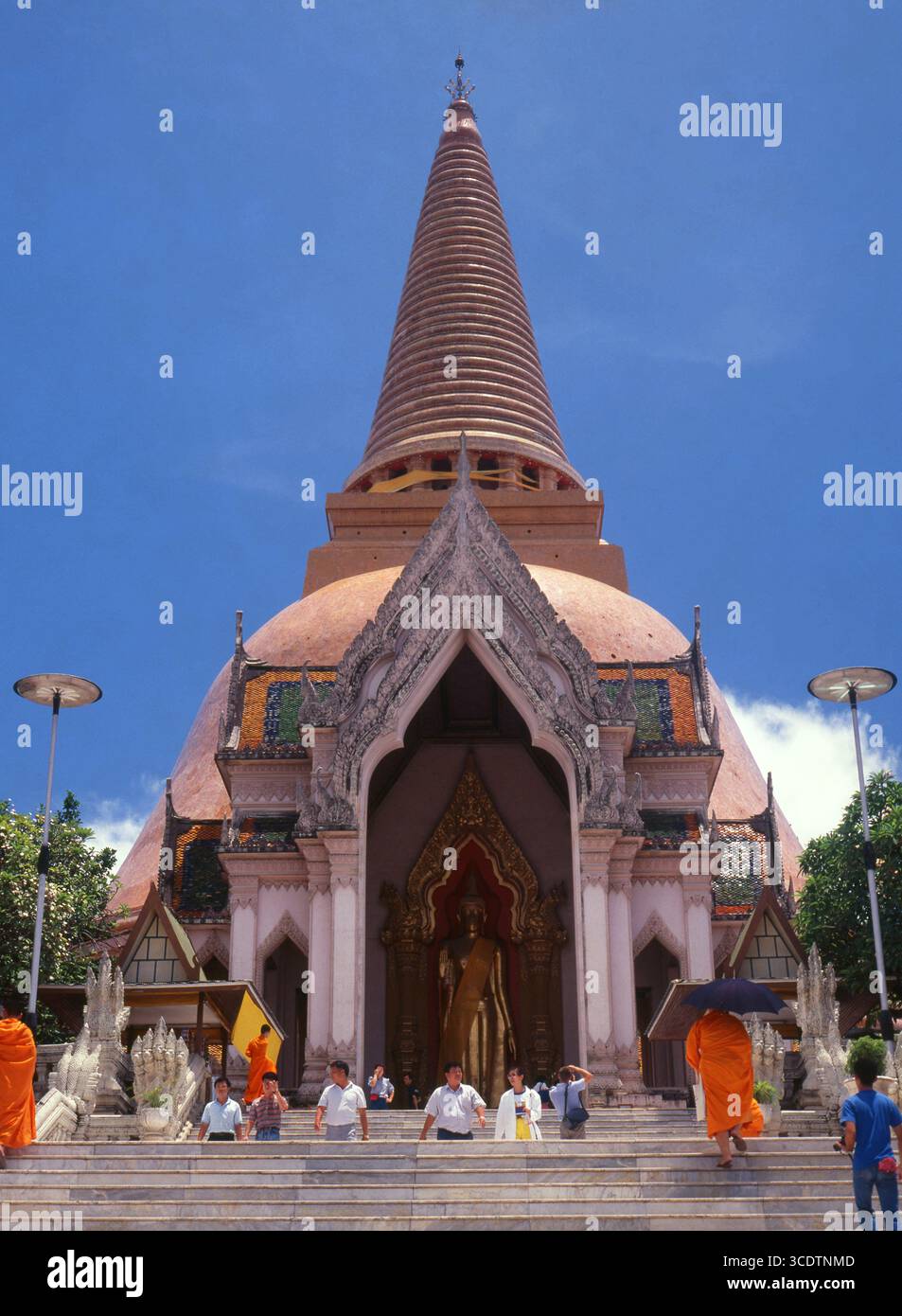 Thaïlande : Phra Pathom Chedi, Wat Phra Pathommachedi Ratcha Wora Maha Wihan, Nakhon Pathom. Le chedi est le deuxième stupa le plus haut au monde, la flèche atteignant une hauteur de 120 mètres. Banque D'Images