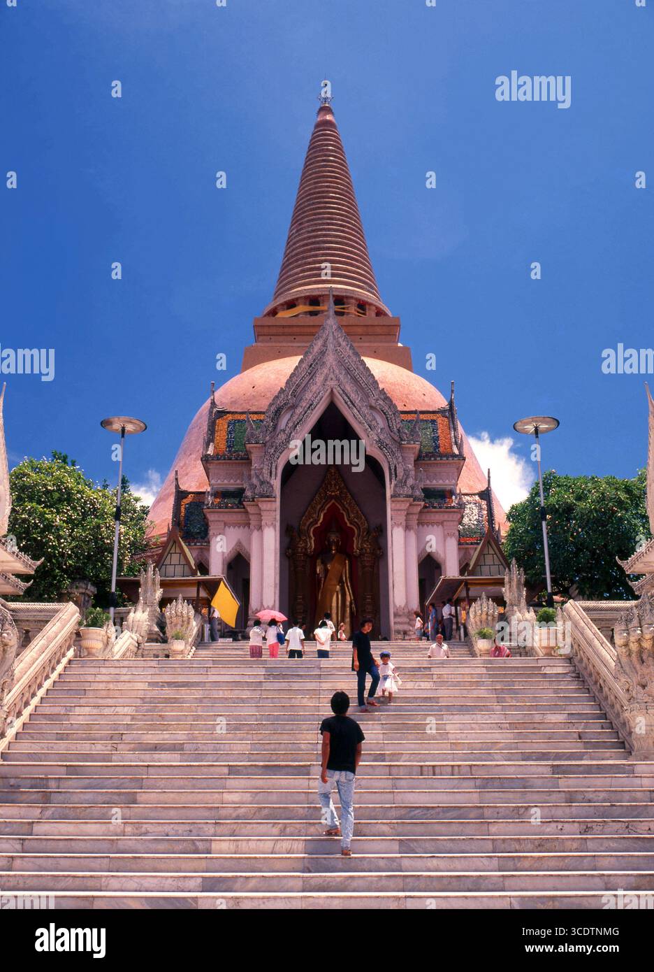 Thaïlande : Phra Pathom Chedi, Wat Phra Pathommachedi Ratcha Wora Maha Wihan, Nakhon Pathom. Le chedi est le deuxième stupa le plus haut au monde, la flèche atteignant une hauteur de 120 mètres. Banque D'Images