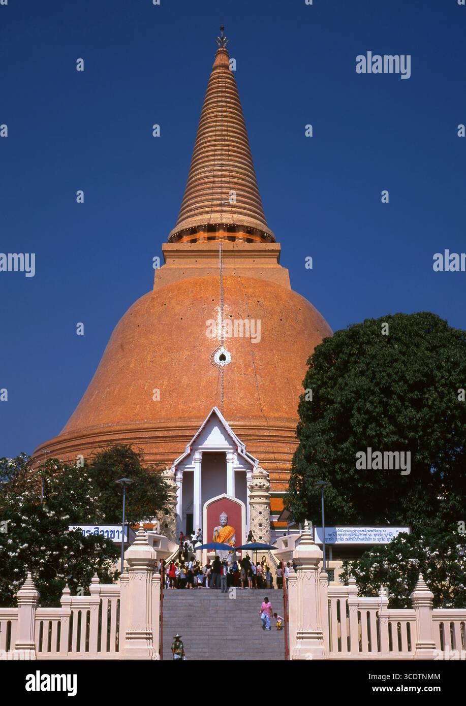 Thaïlande : Phra Pathom Chedi, Wat Phra Pathommachedi Ratcha Wora Maha Wihan, Nakhon Pathom. Le chedi est le deuxième stupa le plus haut au monde, la flèche atteignant une hauteur de 120 mètres. Banque D'Images