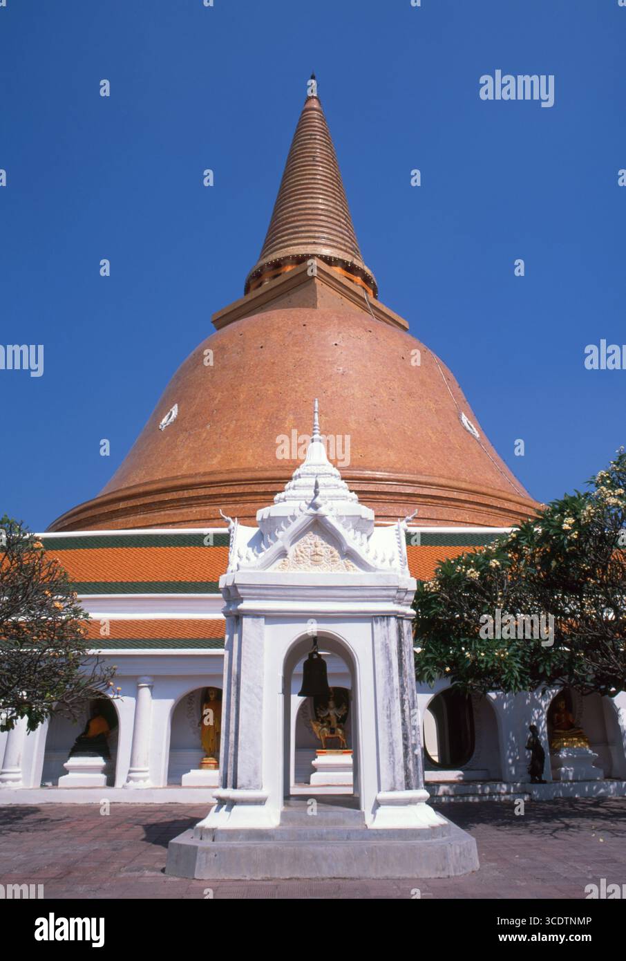 Thaïlande : Phra Pathom Chedi, Wat Phra Pathommachedi Ratcha Wora Maha Wihan, Nakhon Pathom. Le chedi est le deuxième stupa le plus haut au monde, la flèche atteignant une hauteur de 120 mètres. Banque D'Images