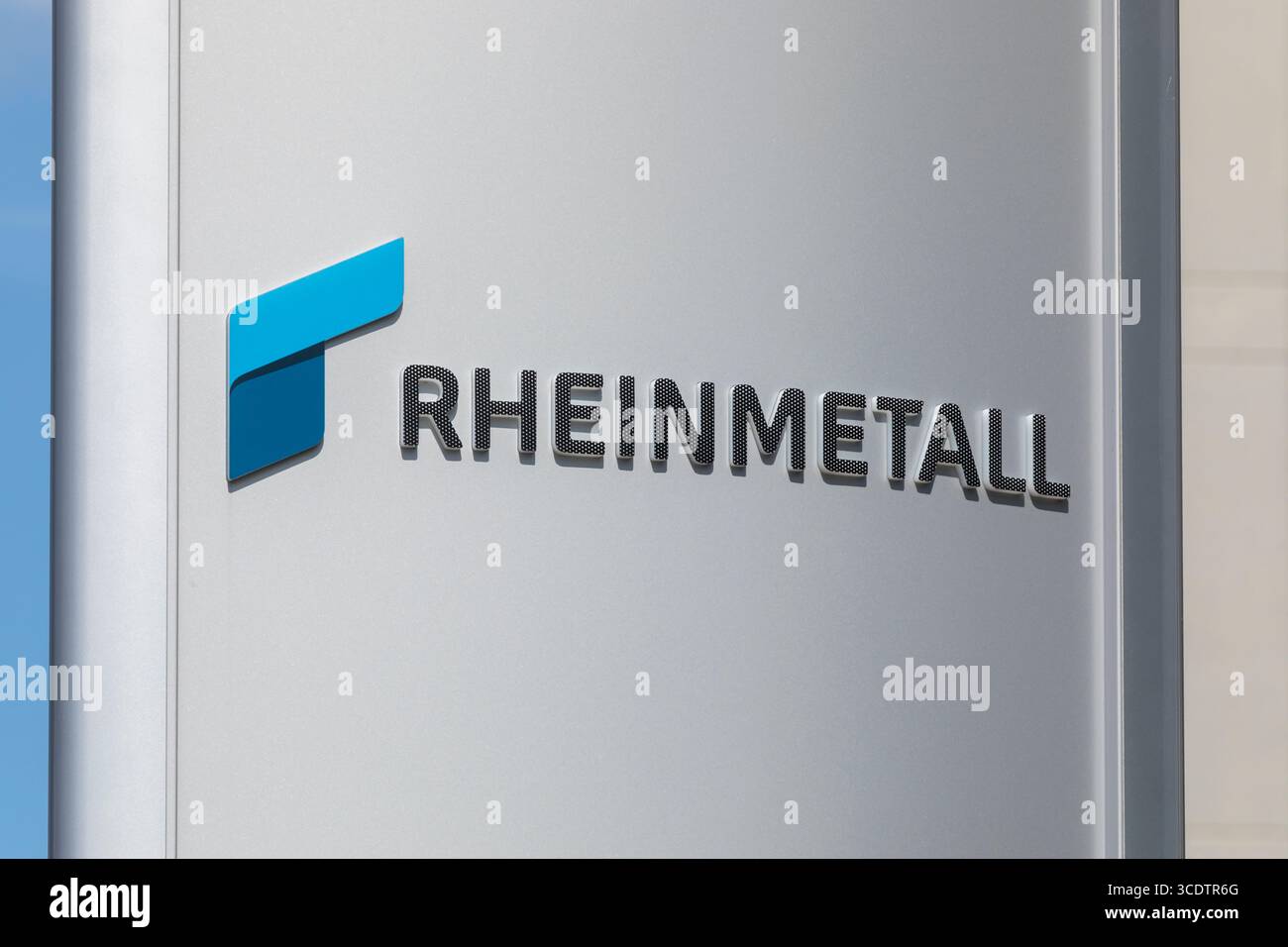 Brême, Allemagne – 10 août 2025 : logo de la marque RHEINMETALL sur le panneau de signalisation. Rheinmetall AG est un fabricant allemand d'automobiles et d'armes Banque D'Images