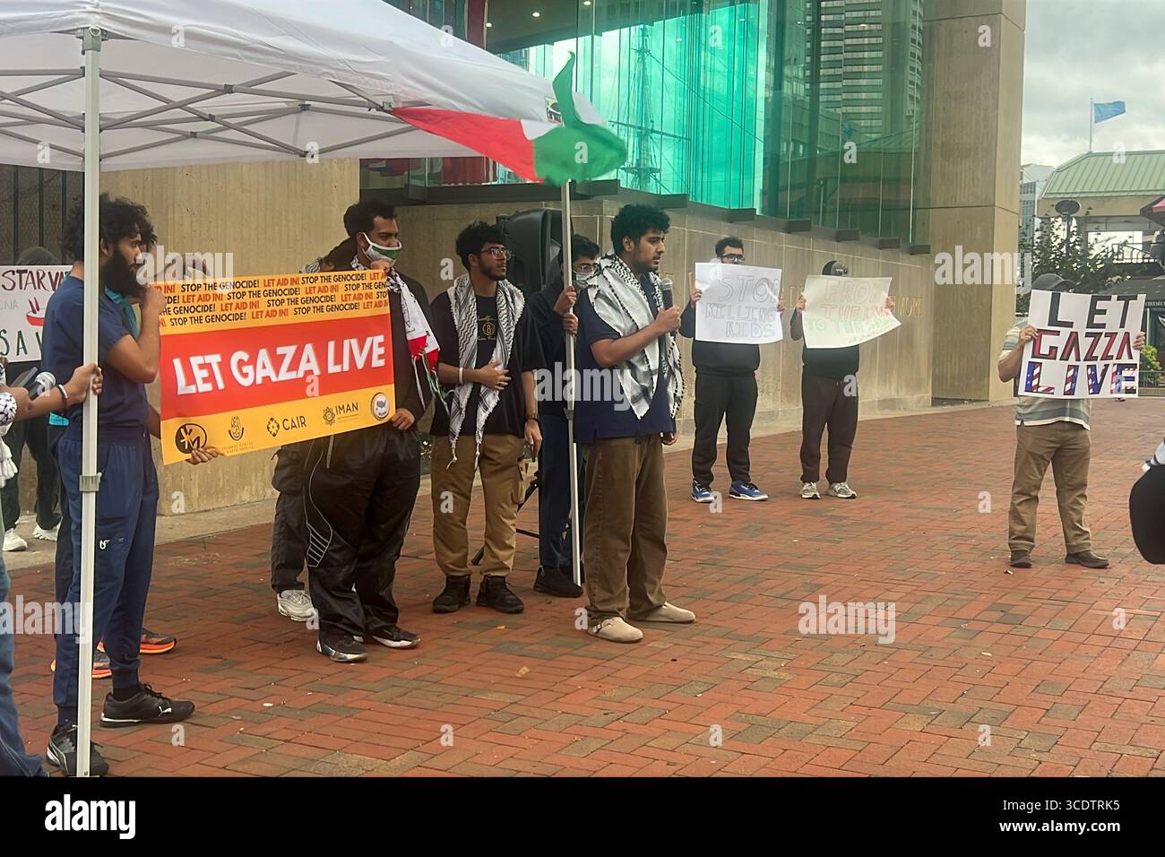 Baltimore, États-Unis. 13 août 2025. 13 août 2025. Bureau du Centre de développement du Maryland Israël, Baltimore World Trade Center, Maryland, États-Unis. Les partisans de Let Gaza Live Aid ont apporté des casseroles et des casseroles et ont fait du bruit à l'extérieur du Bureau de développement du Maryland Israël. (Photo de Robyn Stevens Brody/Sipa USA) crédit : Sipa US/Alamy Live News Banque D'Images