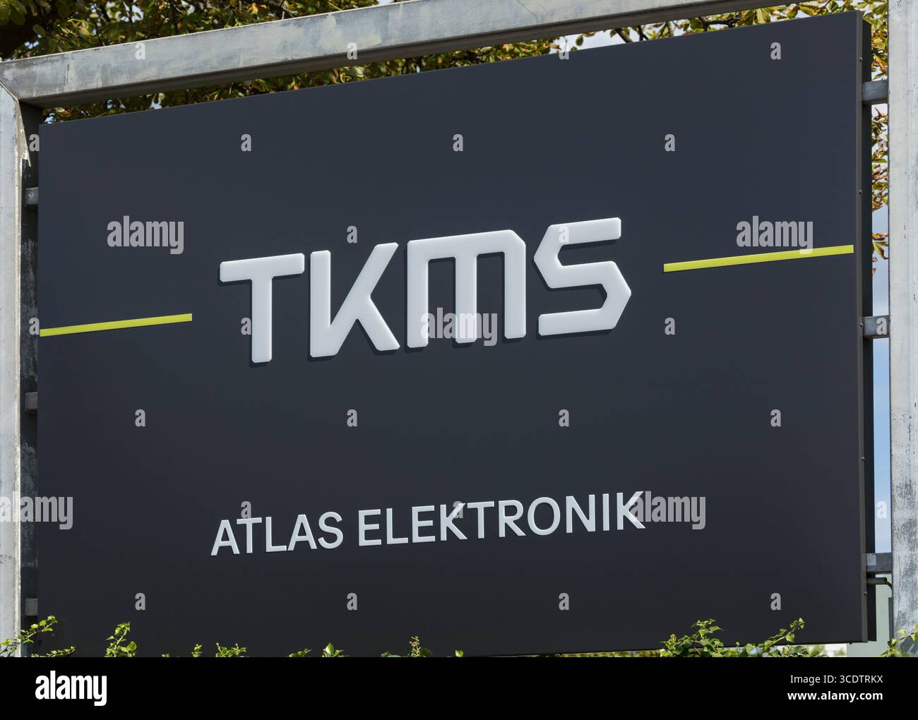 Brême, Allemagne – 10 août 2025 : logo de la marque ThyssenKrupp Marine services (TKMS) au siège de sa filiale ATLAS Elektronik Banque D'Images