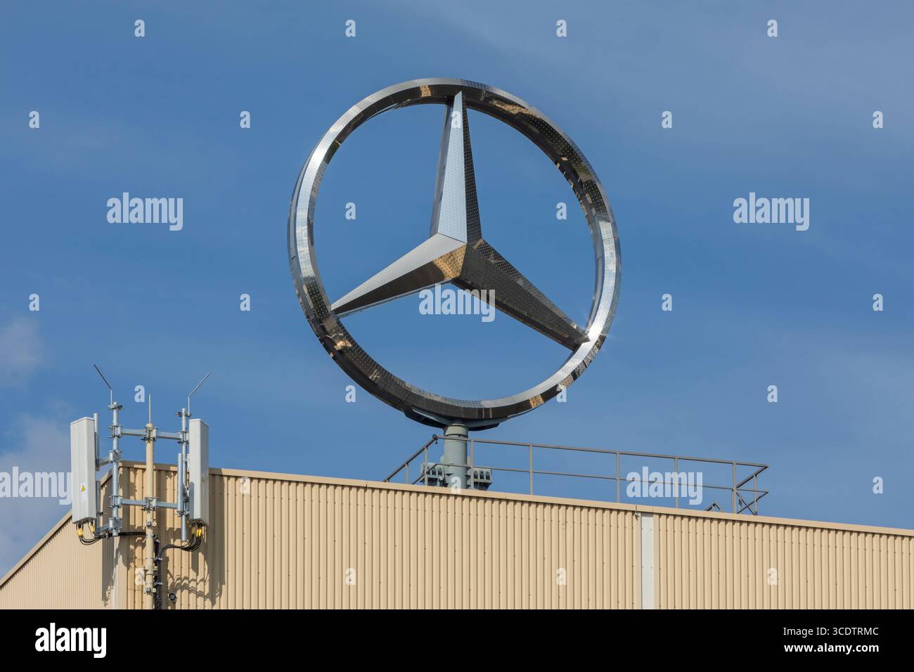 Brême, Allemagne – 10 août 2025 : logo de la marque Rotary sur le toit de l'usine Mercedes-Benz de Brême-Hemelingen. Banque D'Images
