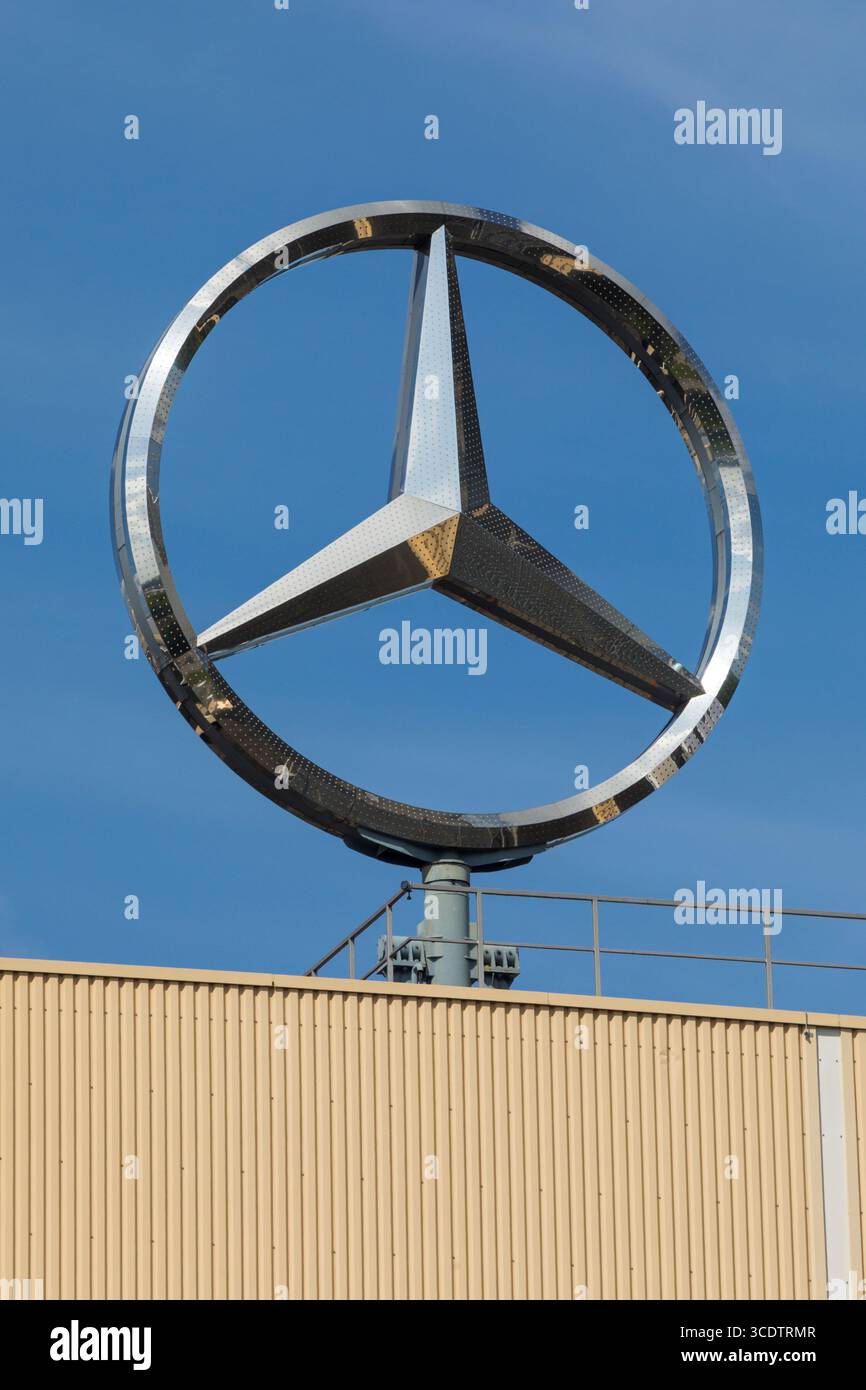 Brême, Allemagne – 10 août 2025 : logo de la marque Rotary sur le toit de l'usine Mercedes-Benz de Brême-Hemelingen. Banque D'Images