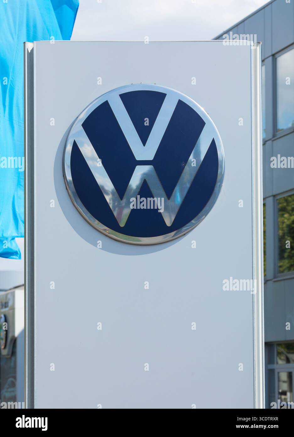 Brême, Allemagne – 10 août 2025. Signalisation sur le poteau identifiant le concessionnaire Volkswagen. Volkswagen Group est le deuxième constructeur automobile mondial Banque D'Images