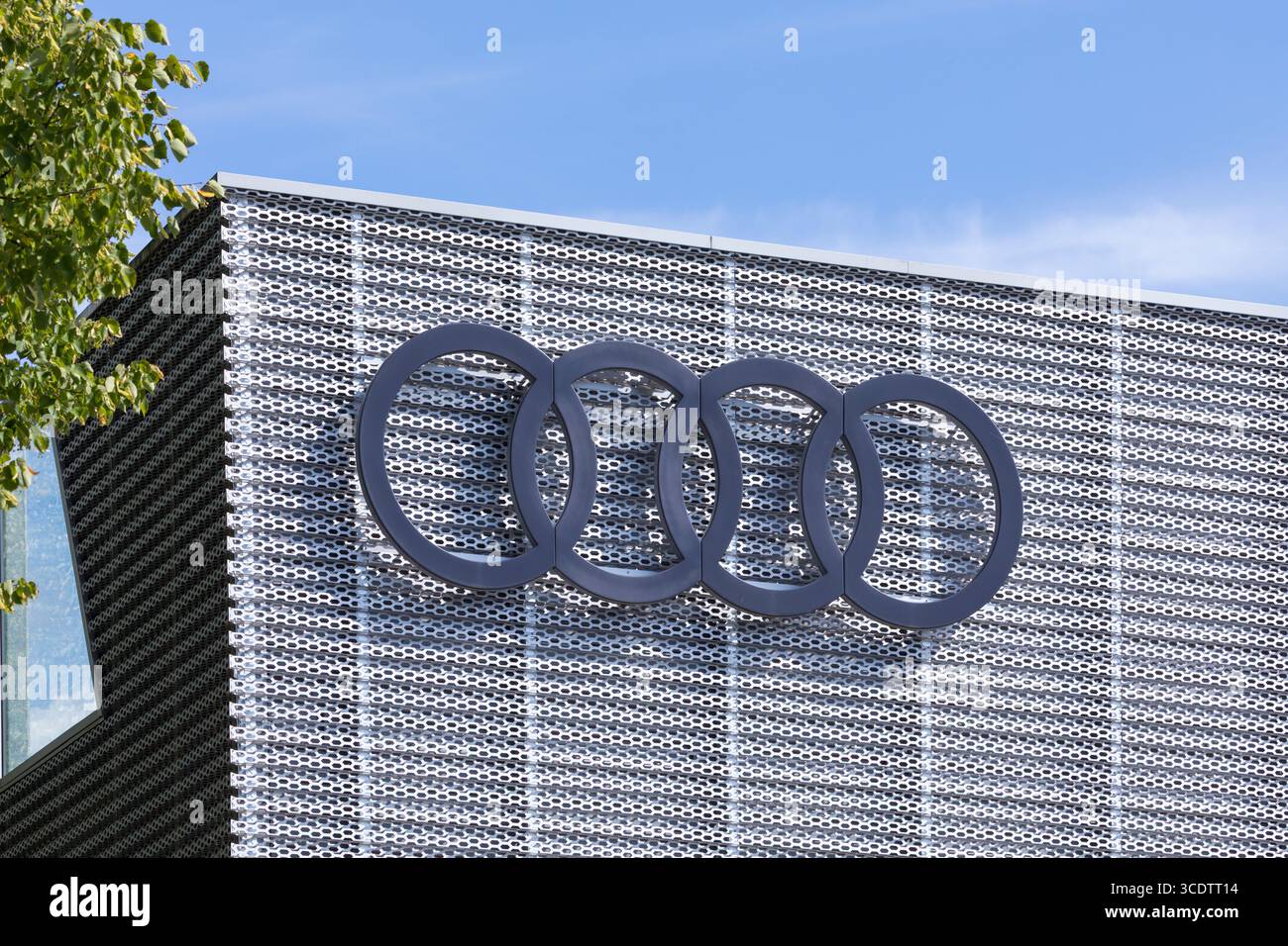 Brême, Allemagne – 10 août 2025. Signalisation sur la façade identifiant le concessionnaire Audi. Audi est un constructeur automobile allemand et filiale de Volkswagen A. Banque D'Images