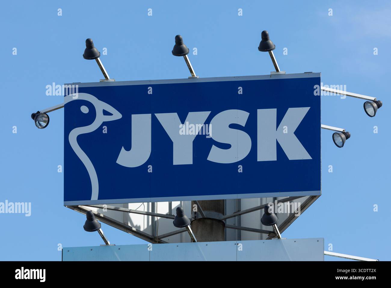 Brême, Allemagne – 10 août 2025 : signalisation sur panneau d'affichage identifiant un magasin JYSK. JYSK est une chaîne de vente au détail danoise spécialisée dans les articles ménagers, furni Banque D'Images