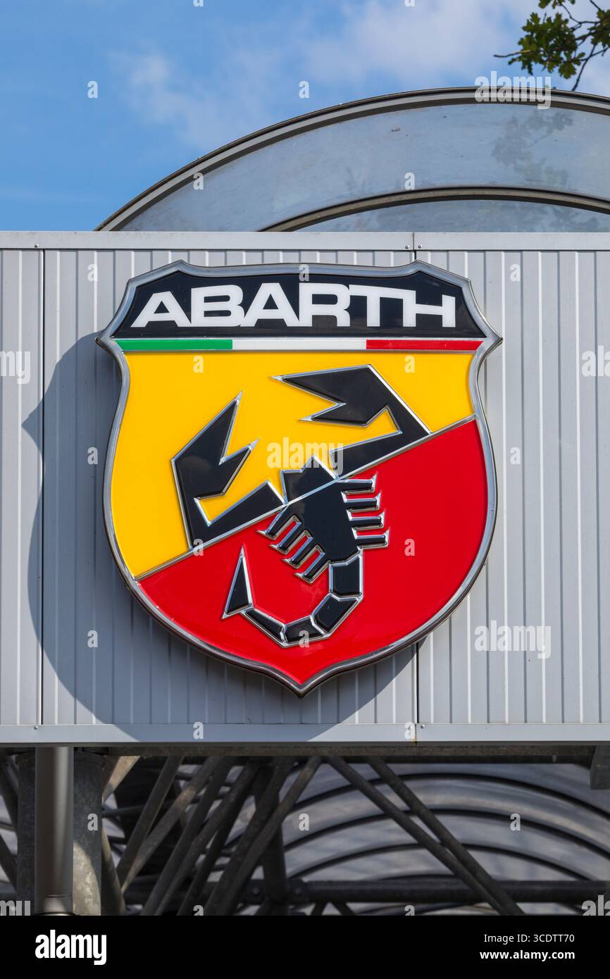 Brême, Allemagne – 10 août 2025 : signalisation sur la façade identifiant une concession Abarth. Abarth & C. S.p.A. est un constructeur italien de voitures de course et de route Banque D'Images
