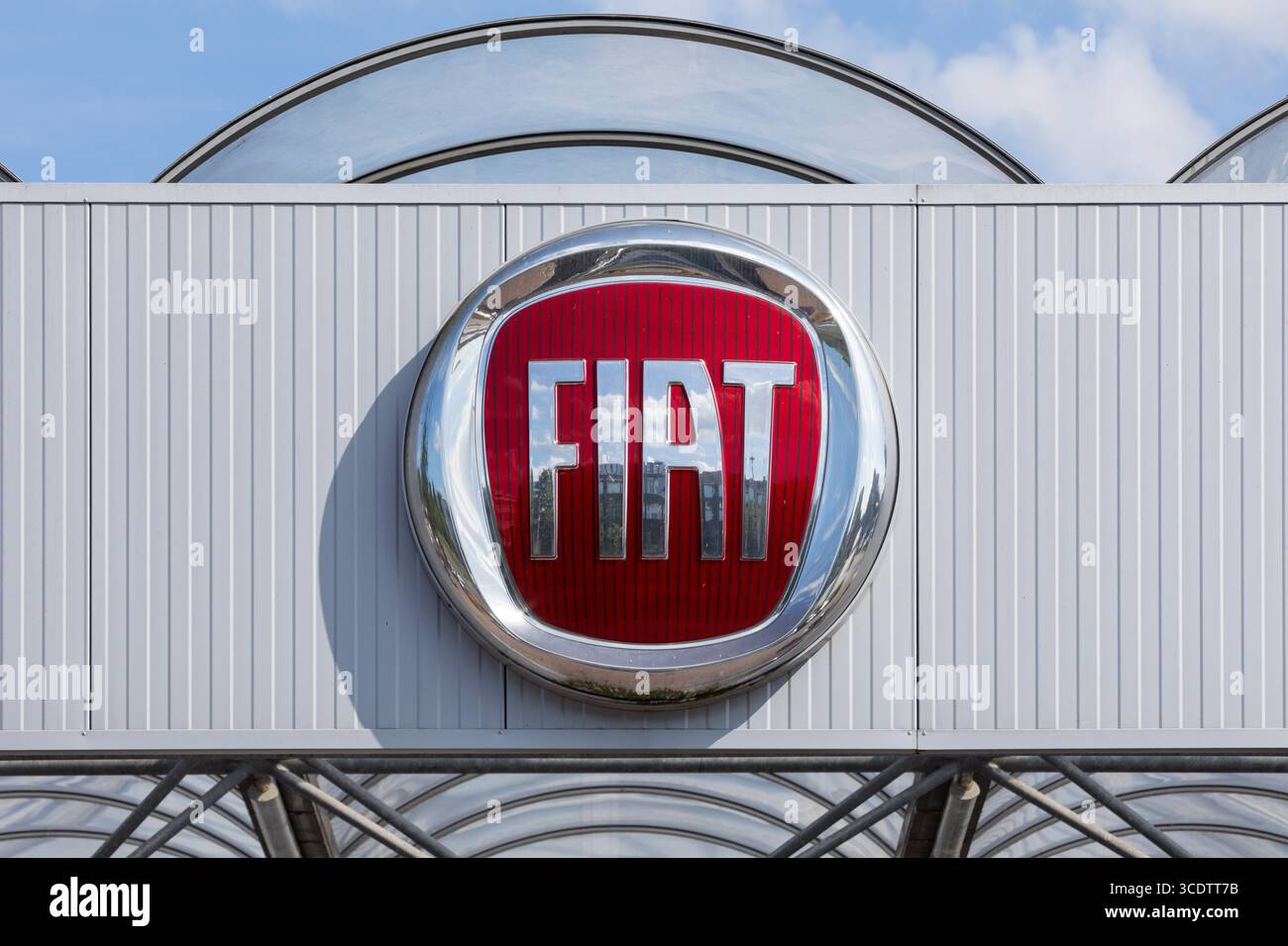 Brême, Allemagne – 10 août 2025 : signalisation sur la façade identifiant un concessionnaire FIAT. Fiat automobiles S.p.A. est un constructeur automobile italien Banque D'Images