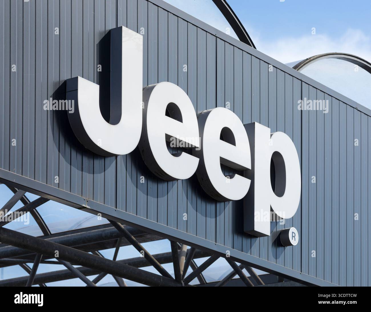 Brême, Allemagne – 10 août 2025 : signalisation de marque sur la façade identifiant un concessionnaire Jeep. Jeep est une marque automobile américaine Banque D'Images