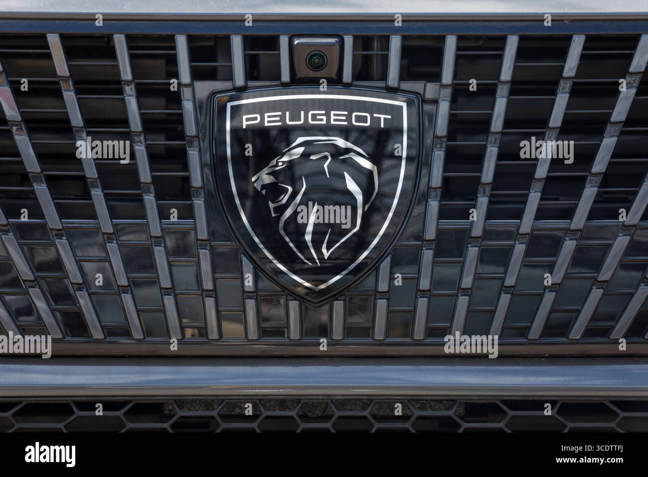 Brême, Allemagne – 10 août 2025 : logo Peugeot sur la calandre d'une voiture. Peugeot est un constructeur automobile français et filiale de Stellantis. Banque D'Images