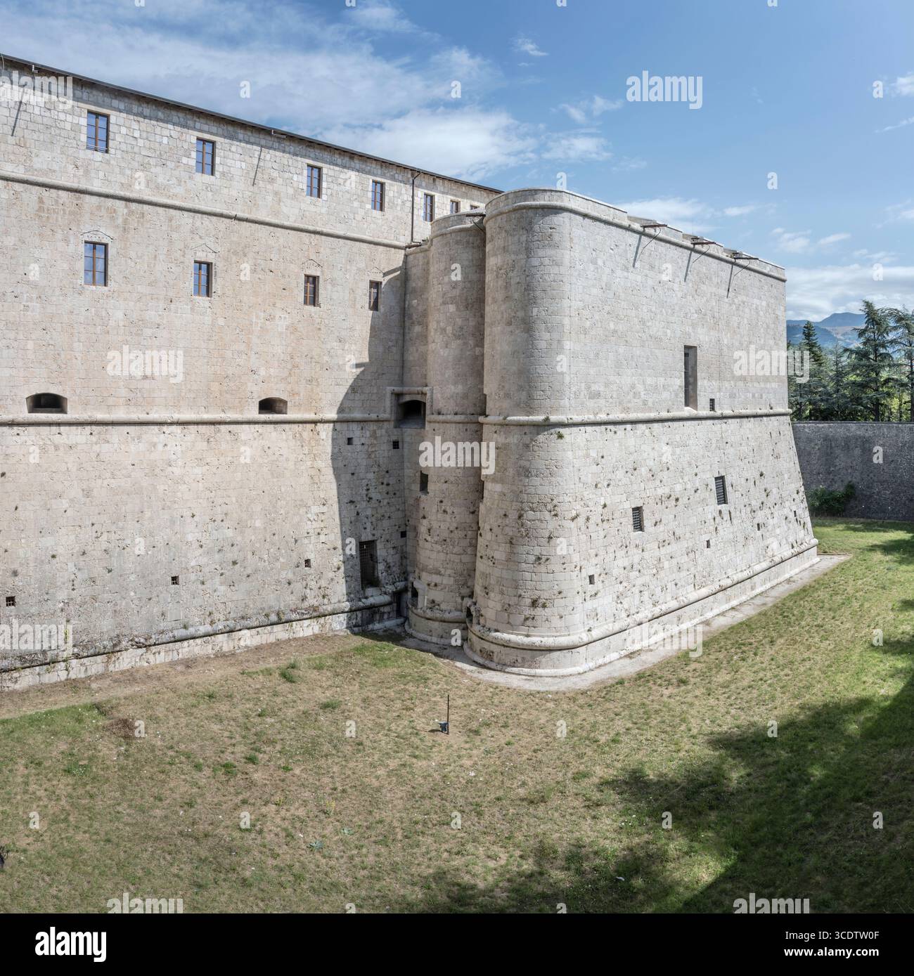 Paysage urbain avec rempart oriental de la forteresse espagnole dans la ville historique, tourné dans la lumière d'été à L'Aquila, Abruzzes, Italie Banque D'Images