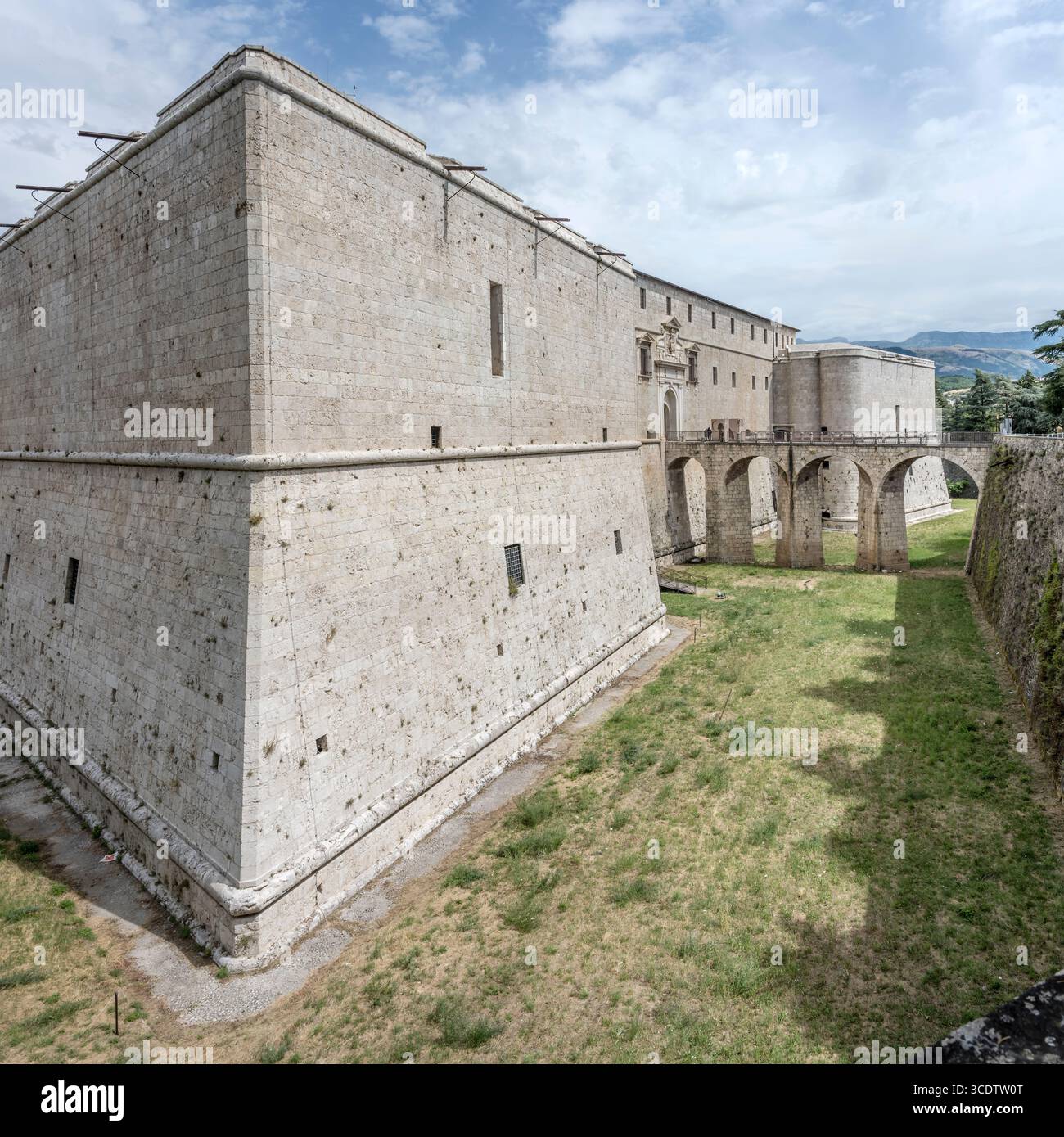 Paysage urbain avec le côté sud-est de la forteresse espagnole dans la ville historique, tourné dans la lumière d'été à L'Aquila, Abruzzes, Italie Banque D'Images