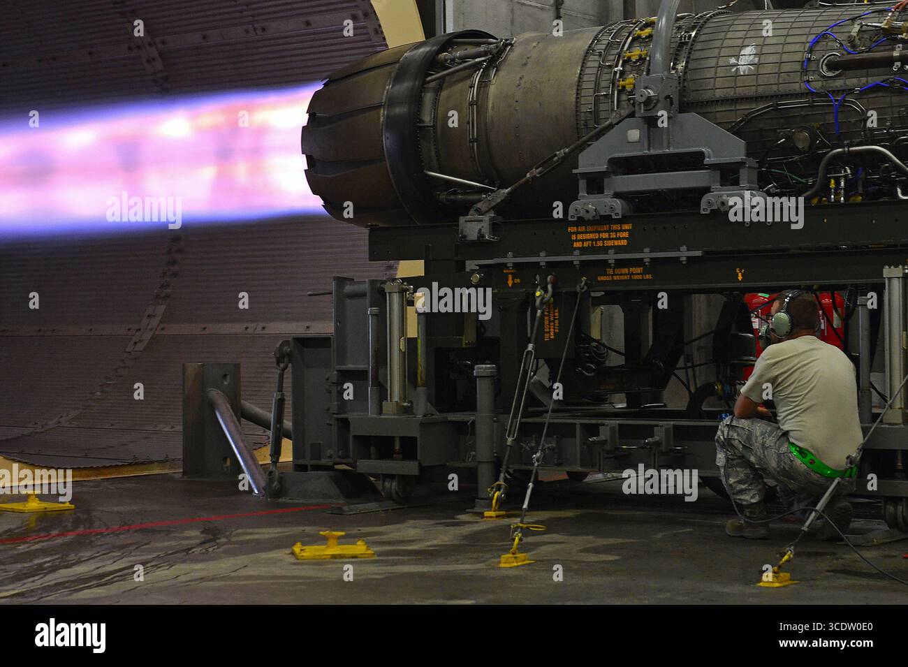 Le sergent d'état-major de l'US Air Force Dale Rodgers, artisan de propulsion aérospatiale du 20th Component maintenance Squadron, examine une postcombustion pendant un F-16CM F. Banque D'Images