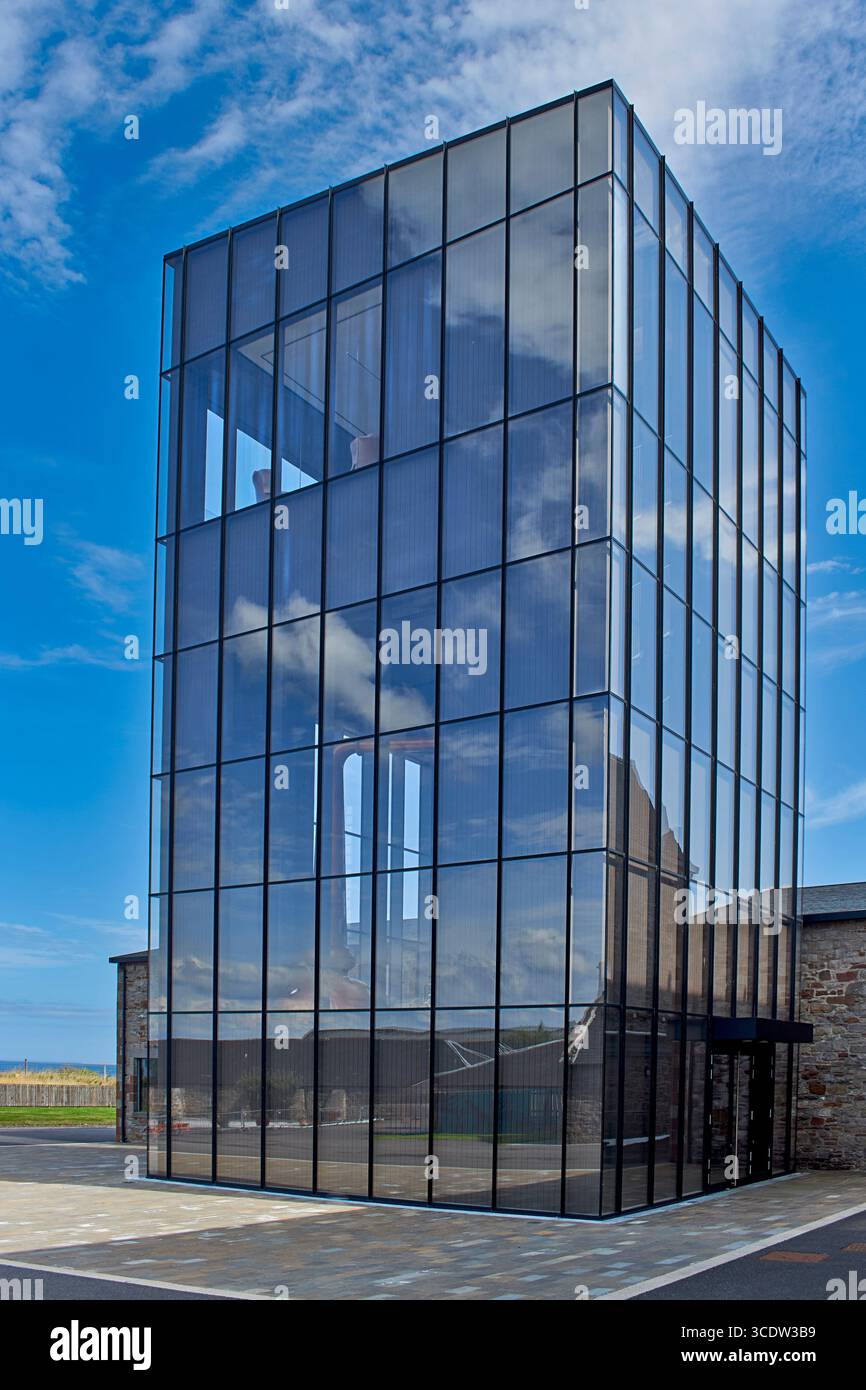 Glenmorangie distillerie Tain Ross-Shire Écosse ciel bleu et nuages distillateurs de whisky en cuivre vus à travers les fenêtres en verre du très grand bâtiment Banque D'Images