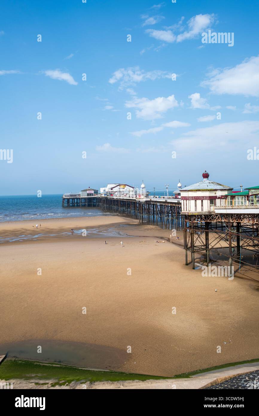 North Pier, Blackpool, Lancashire, Royaume-Uni par un jour d'été clair. Banque D'Images