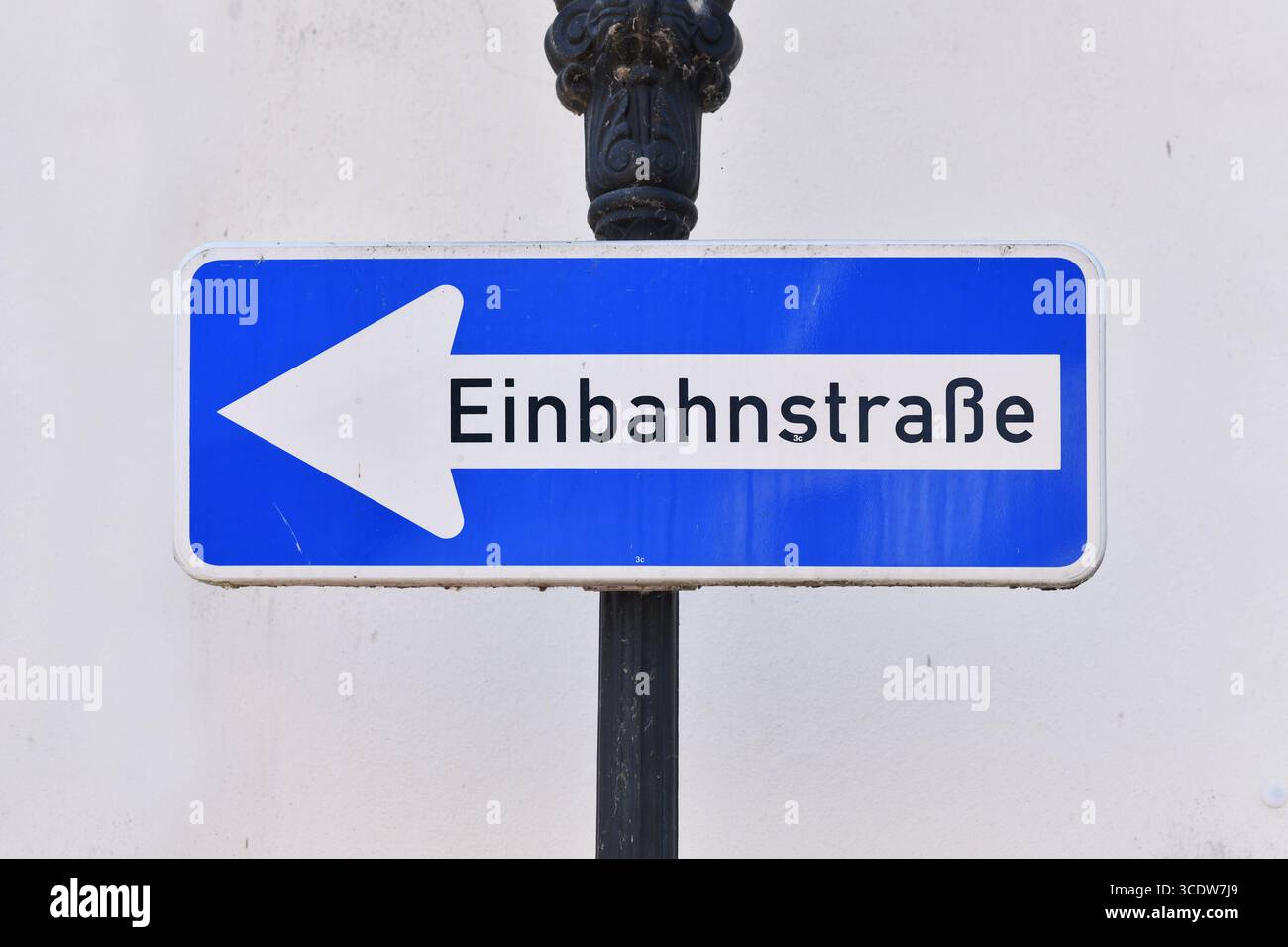 Panneau routier allemand “Einbahnstraße” indiquant une rue à sens unique Banque D'Images