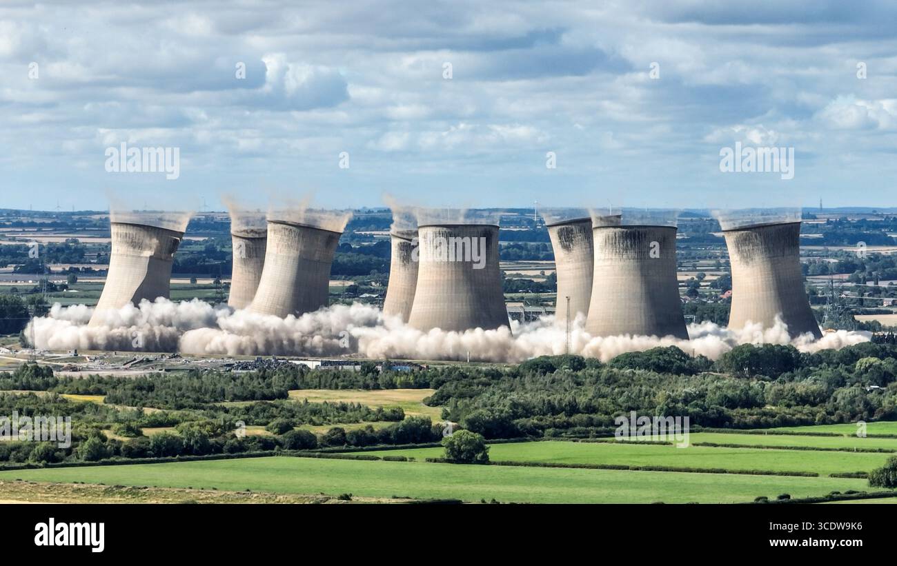 Les 8 tours de refroidissement restantes de la centrale électrique de Cottam sont démolies après le déclassement de la centrale par EDF Energy en 2019 à la centrale électrique de Cottam, Retford, Royaume-Uni, le 14 août 2025 (photo par Alfie Cosgrove/News images) Banque D'Images