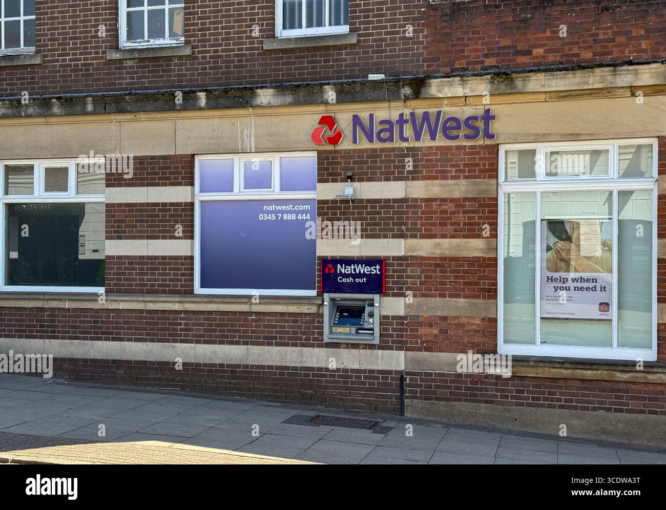Newcastle-under-Lyme, Staffordshire-Royaume-uni mars, 09, 2025 Brick-Building Bankfront avec NatWest ATM et signalisation dans un emplacement urbain Banque D'Images