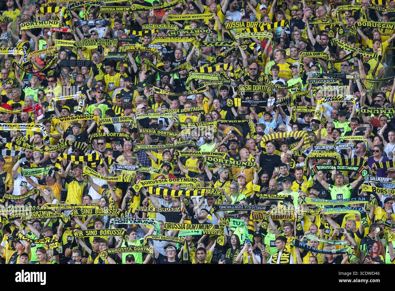 Dortmund, Deutschland. 10 août 2025. Testspiel - Borussia Dortmund - Juventus Turin AM 10.08.2025 im signal Iduna Park in Dortmund Die Borussia Dortmund fans auf der Südtribüne/Suedtribuene mit einer Schalparade Foto : osnapix/Marcus Hirnschal crédit : dpa/Alamy Live News Banque D'Images