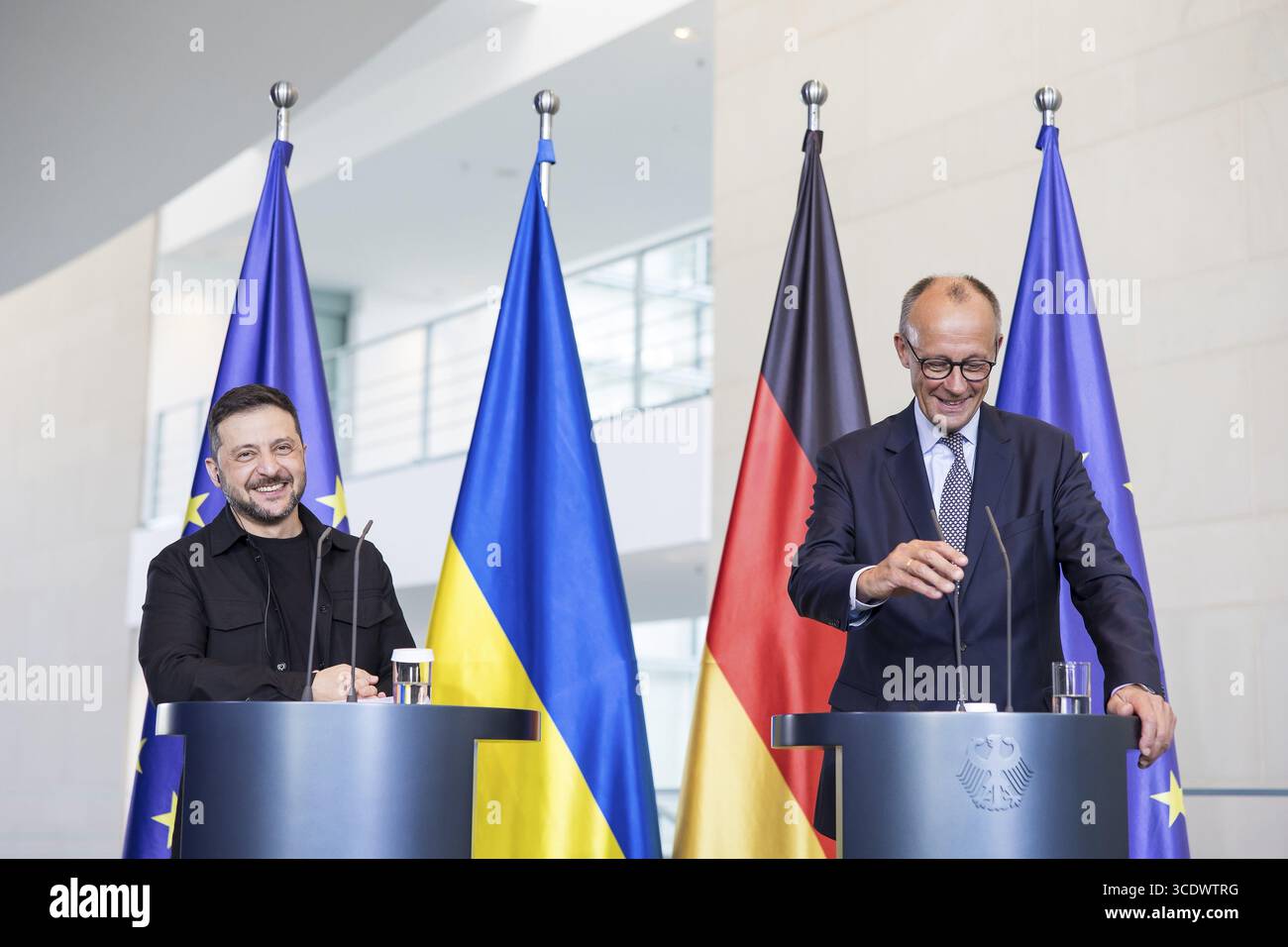 Volodymyr Zelensky (Président de l'Ukraine) et Friedrich Merz (Chancelier de la République fédérale d'Allemagne) font une déclaration à la presse au Federal Cha Banque D'Images
